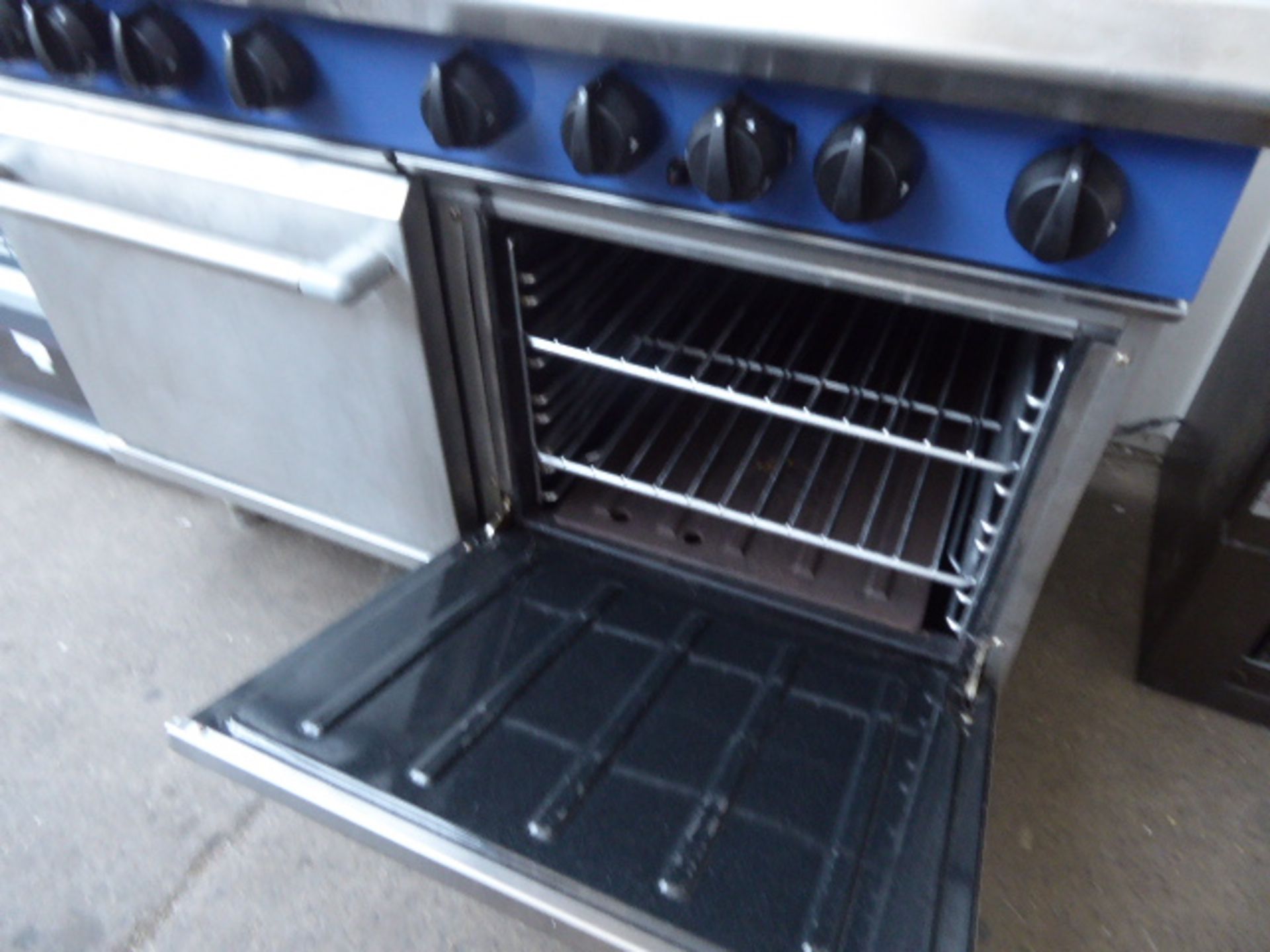 120cm gas Blue Seal 8 burner cooker with 2 single door ovens under - Image 4 of 4