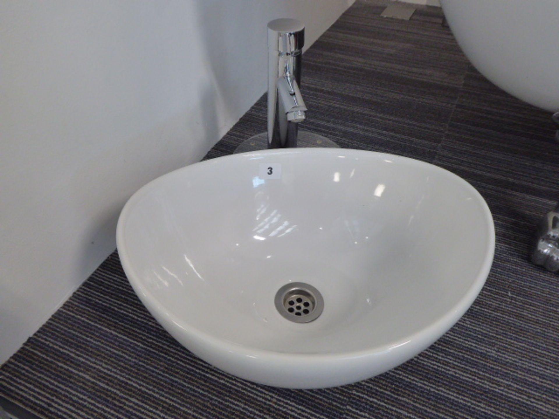 Small oval wash basin with single lever pillar tap