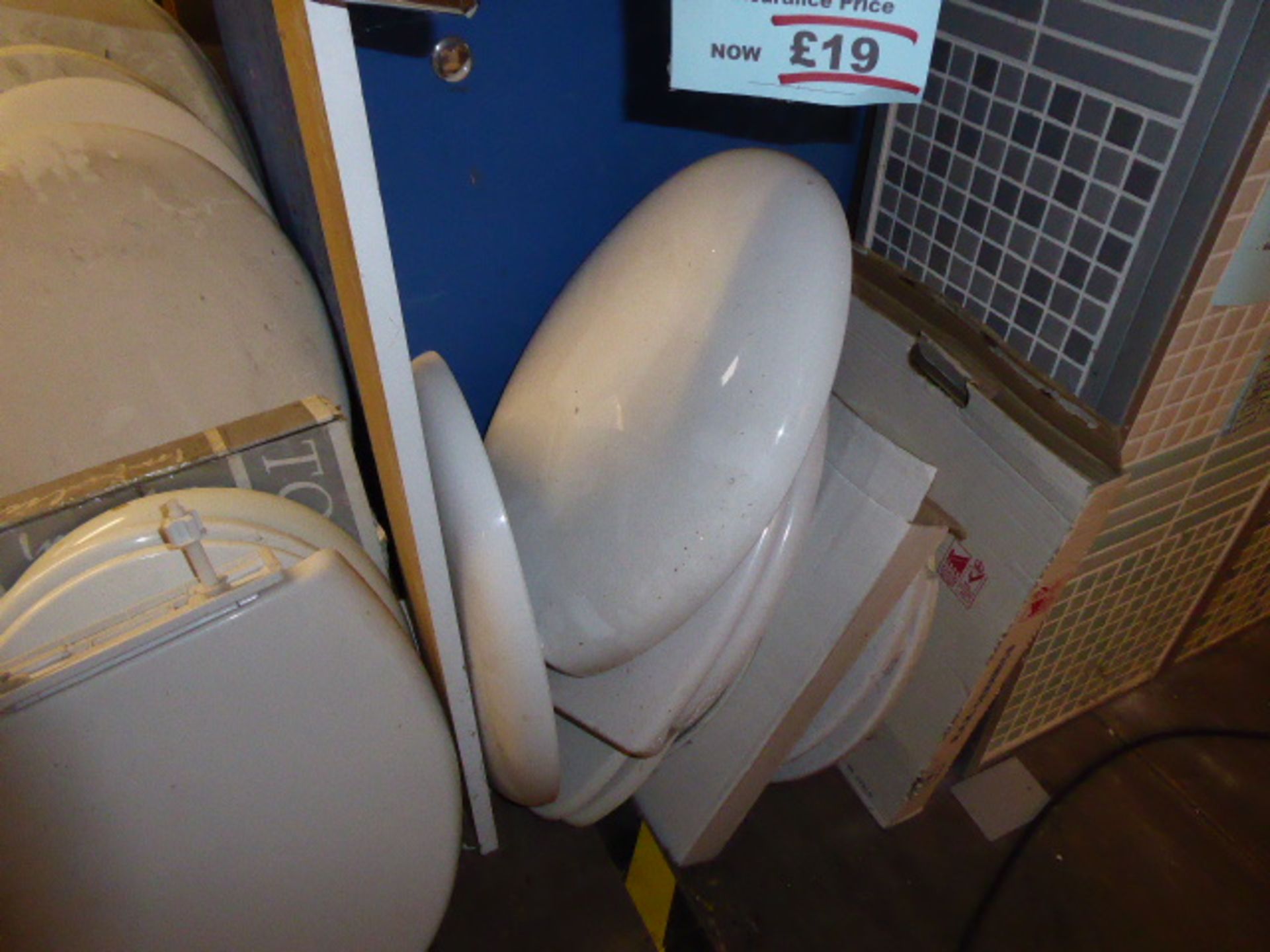 Collection of approximately 25 various toilet seats - Image 2 of 2