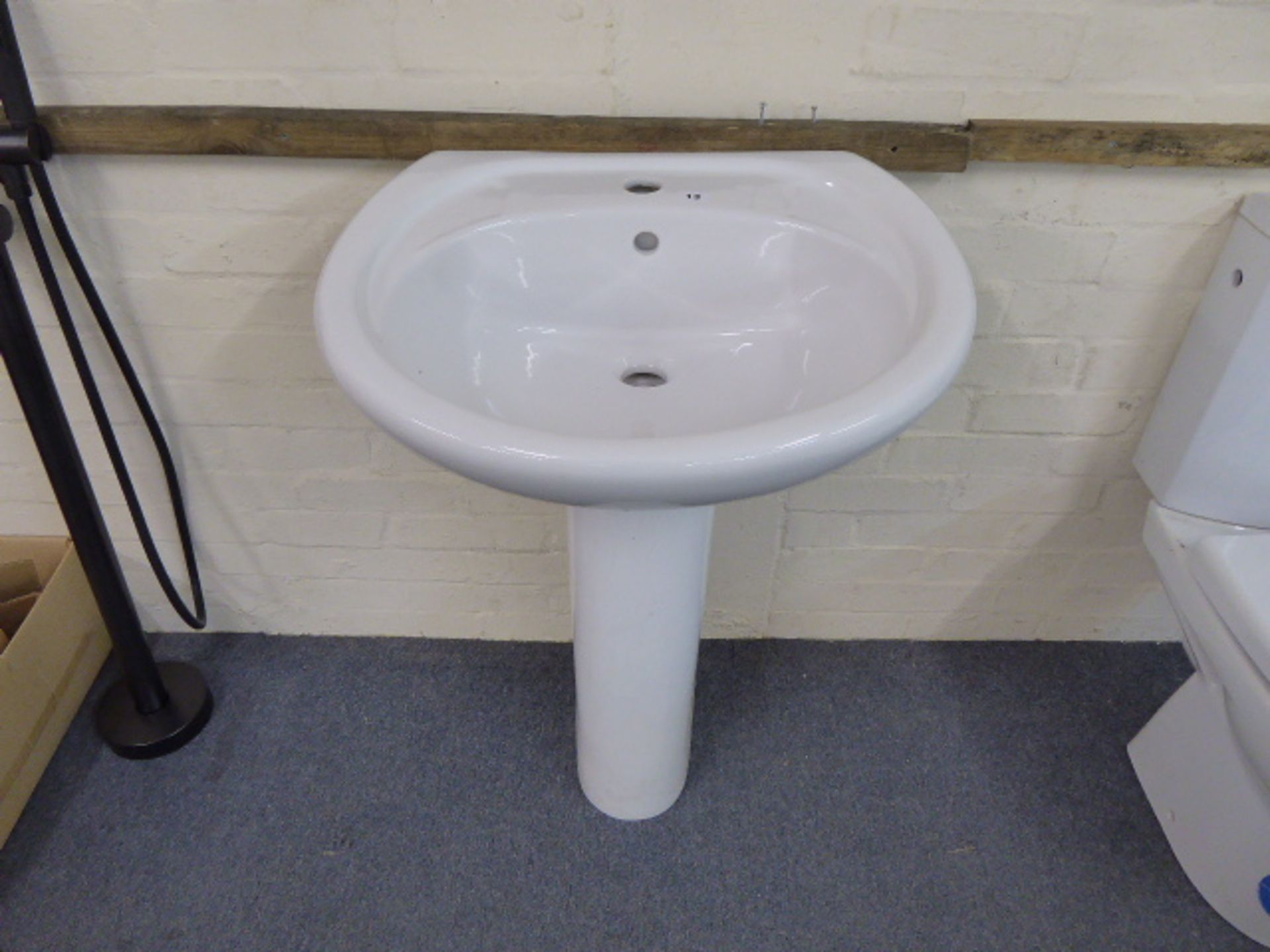 Single tap hole ceramic wash basin and pedestal