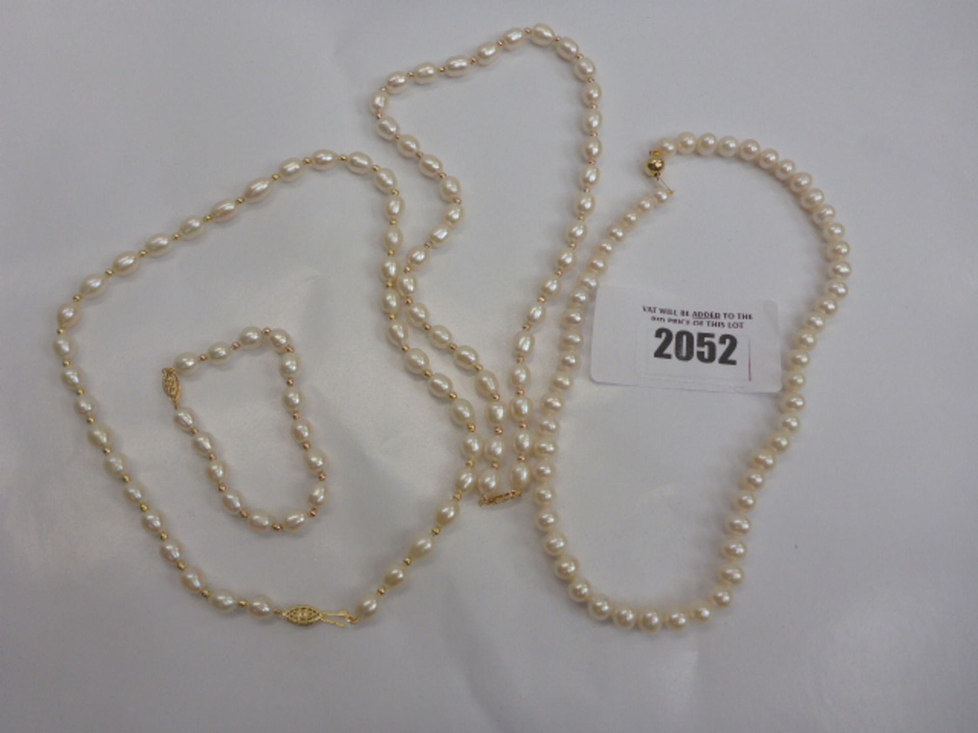 3x pearl necklaces with 9ct clasps and 1x pearl bracelet with 9ct clasp