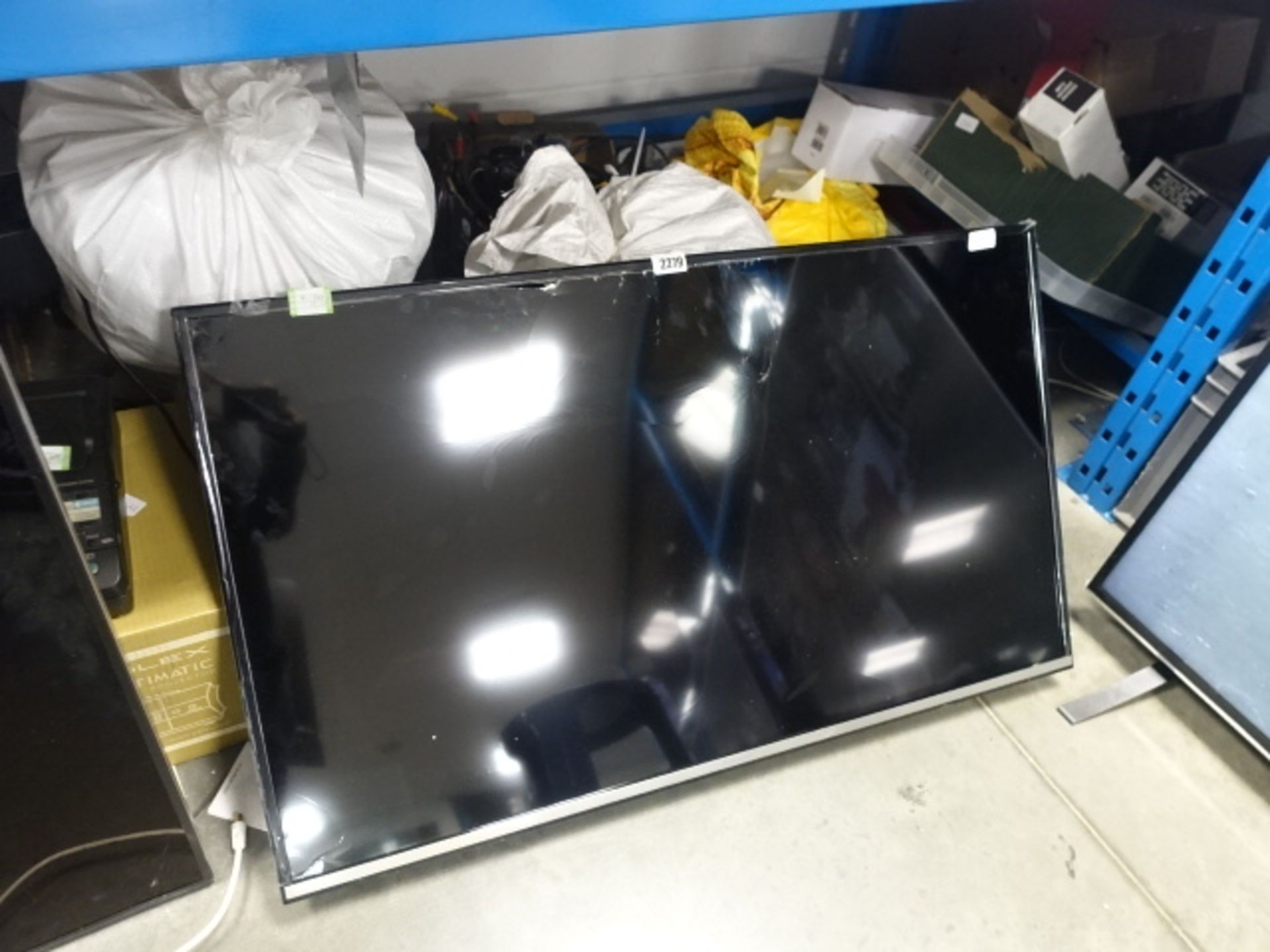 (123) 43'' Panasonic TV model TX-43GS352B (af cracked screen)