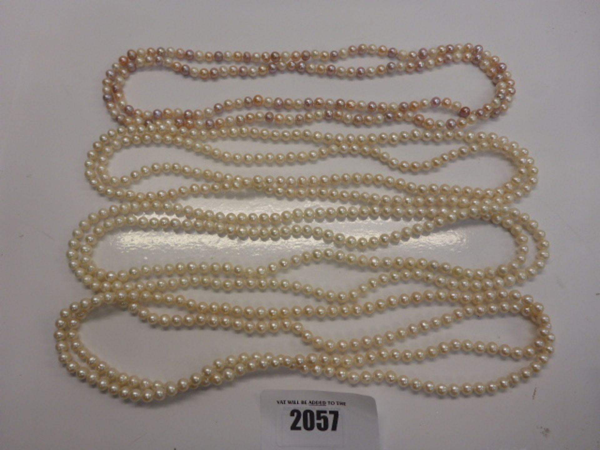 Quantity of various pearl necklaces