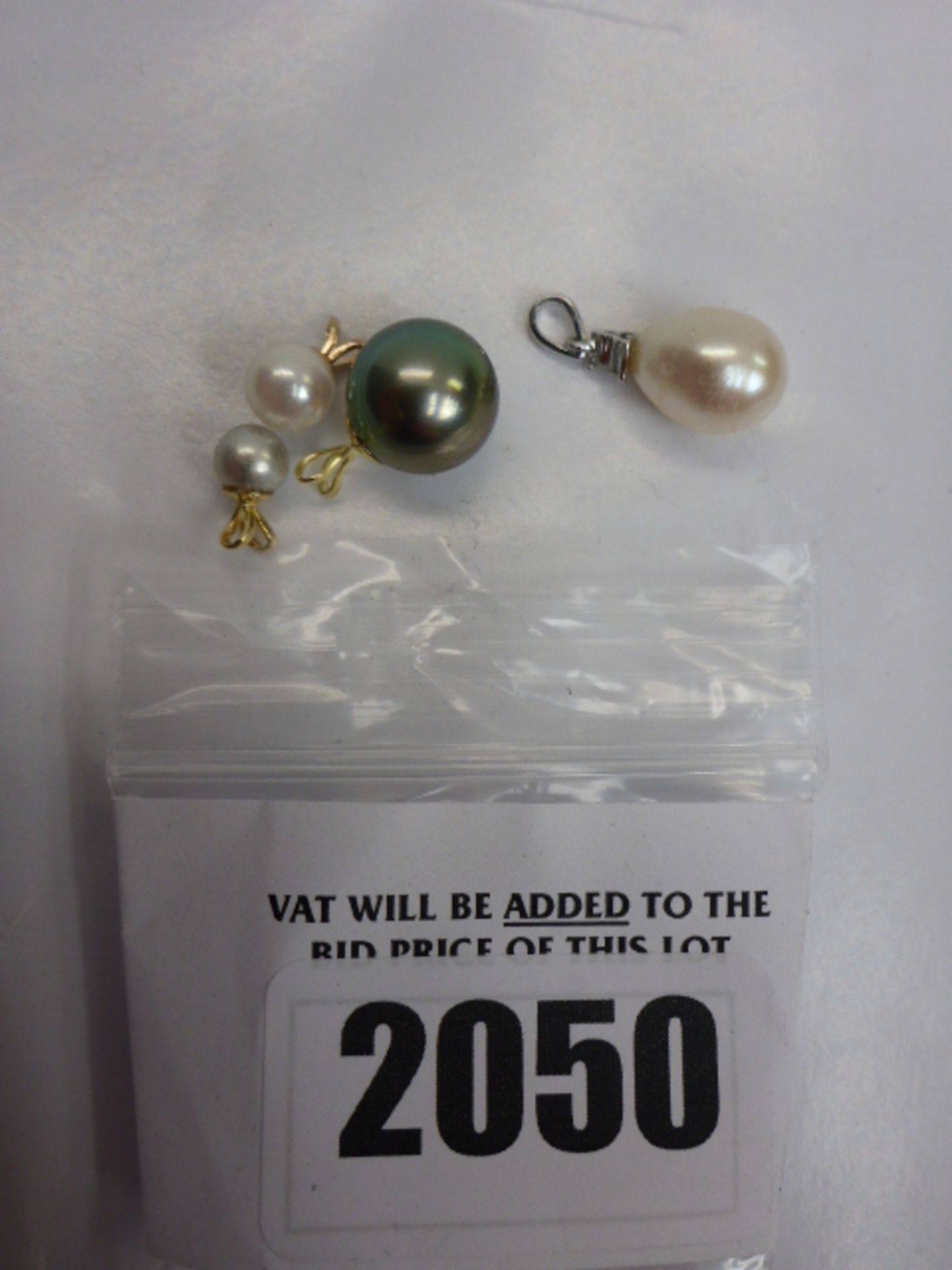 4x pearl necklace pendants