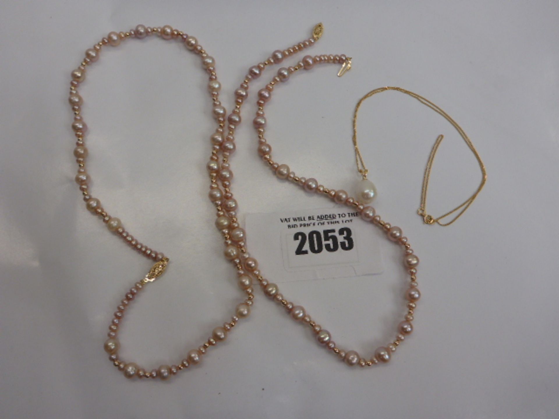 2x pearl necklaces with 9ct clasps and 1x 9ct necklace with pearl pendant