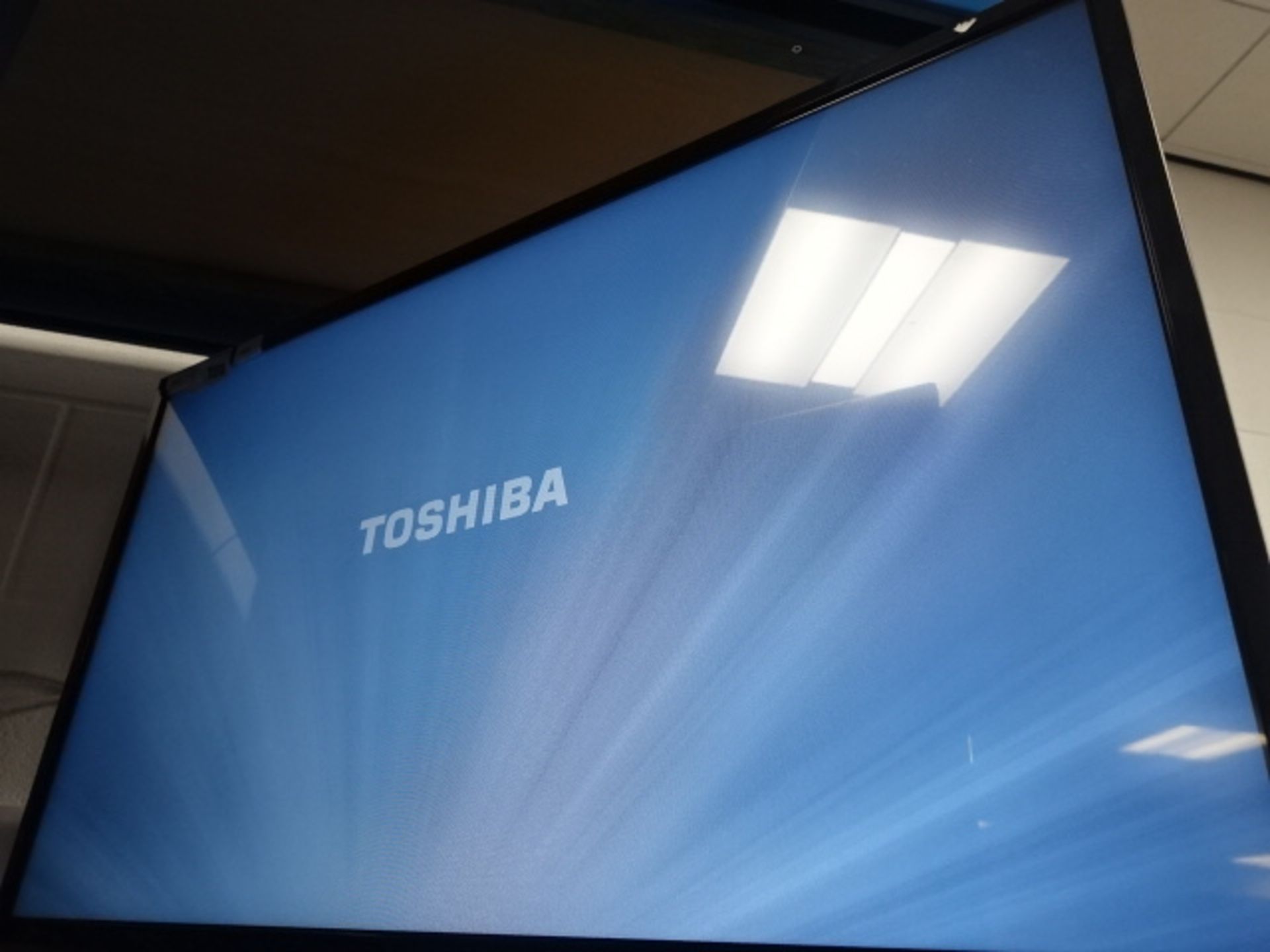 2187 - (R86) Toshiba 39'' TV model 39L3863DB includes box B17