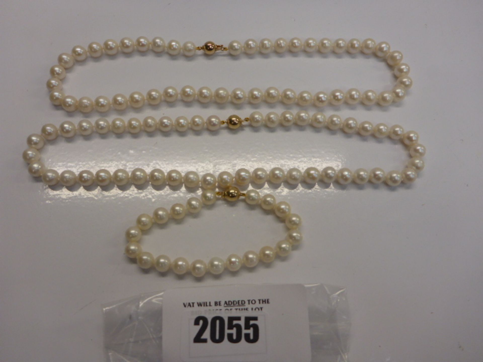 2x pearl necklaces with 9ct clasps and 1x pearl bracelet with 9ct clasp
