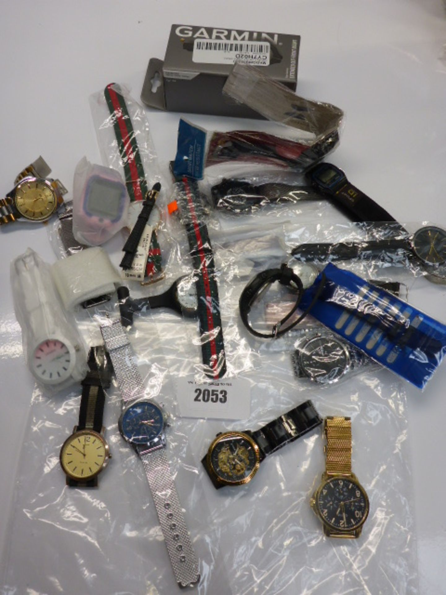 Quantity of various loose wristwatches