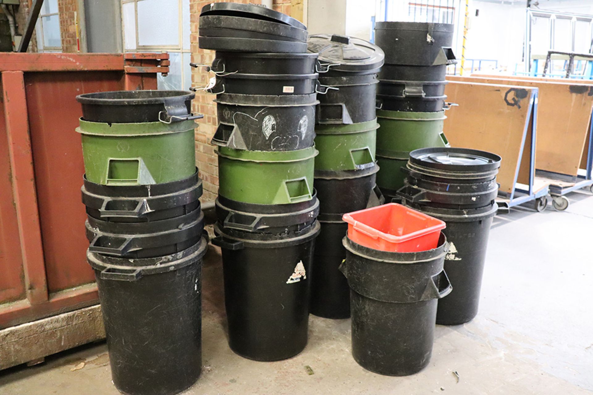 Approx. 20 plastic dust bins