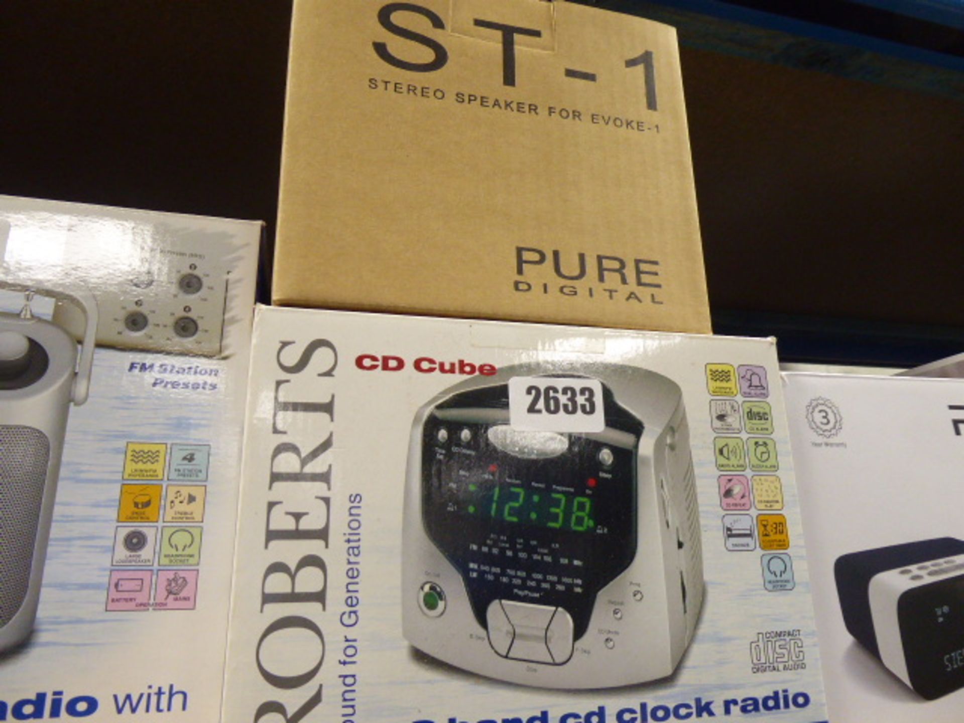 Roberts CD cube together with a ST1 by Pure digital