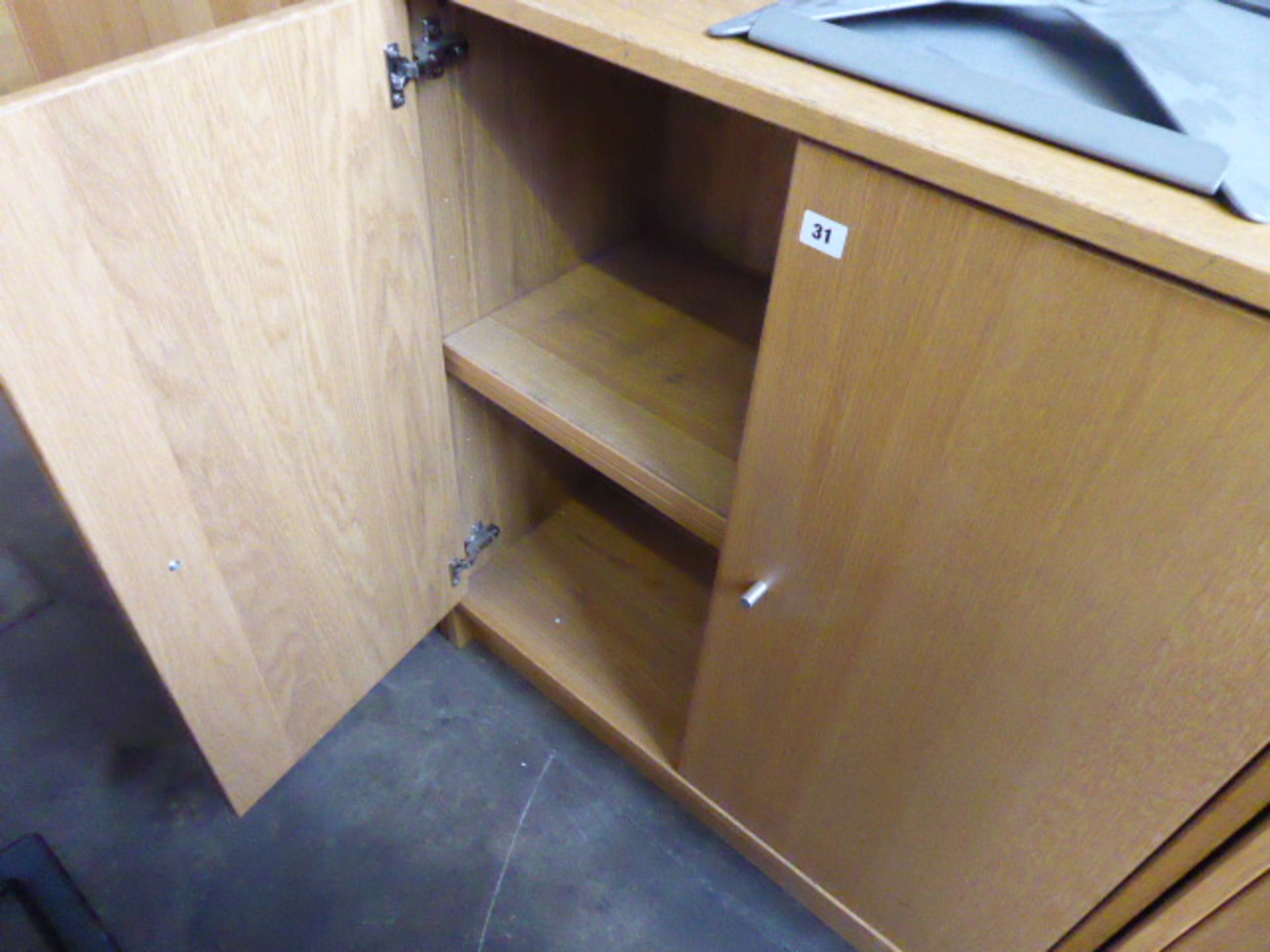 Oak 2 door cabinet, 85cm - Image 2 of 2