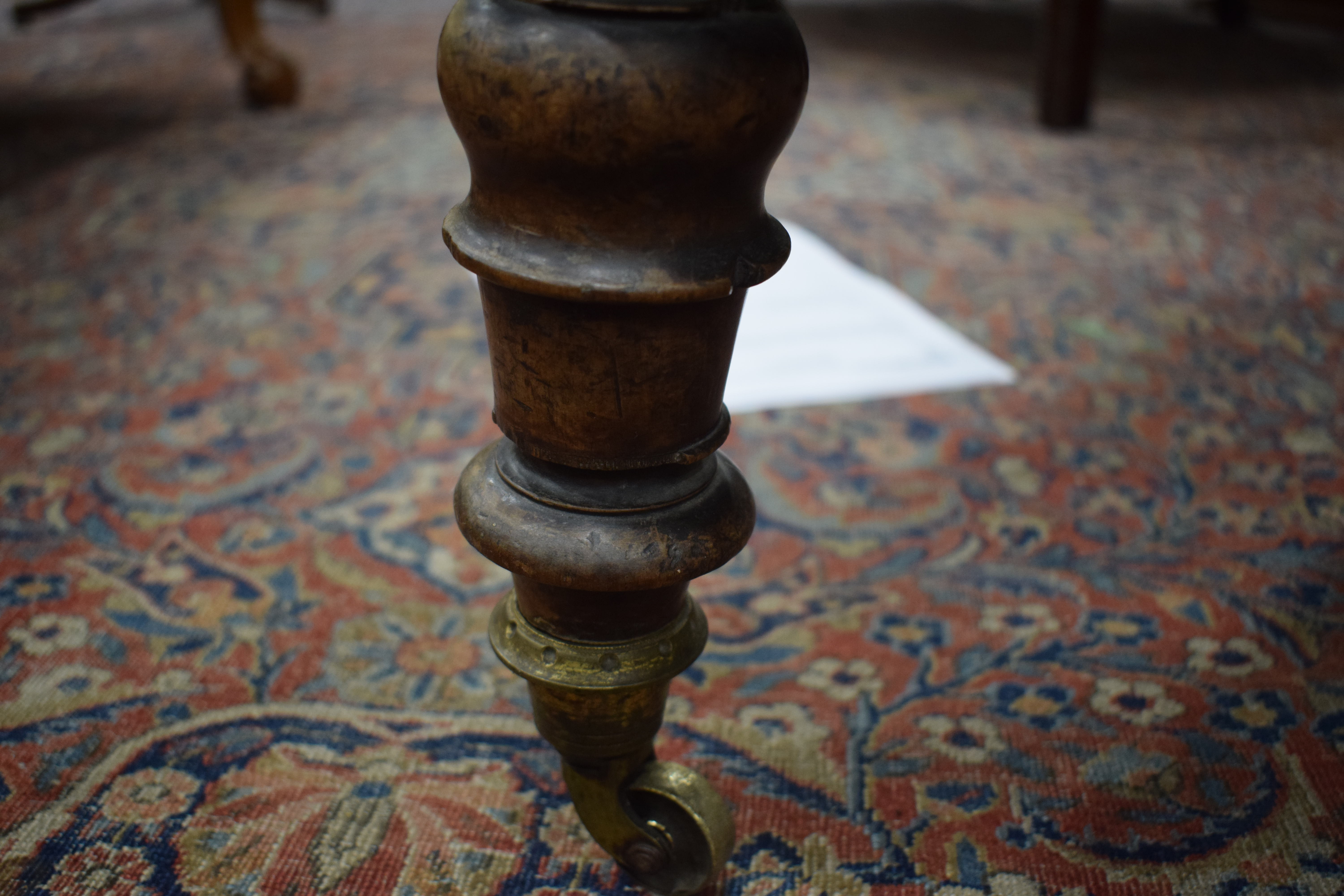 A 19th century walnut framed buttoned pale brown leather library chair with acanthus leaf - Image 19 of 20