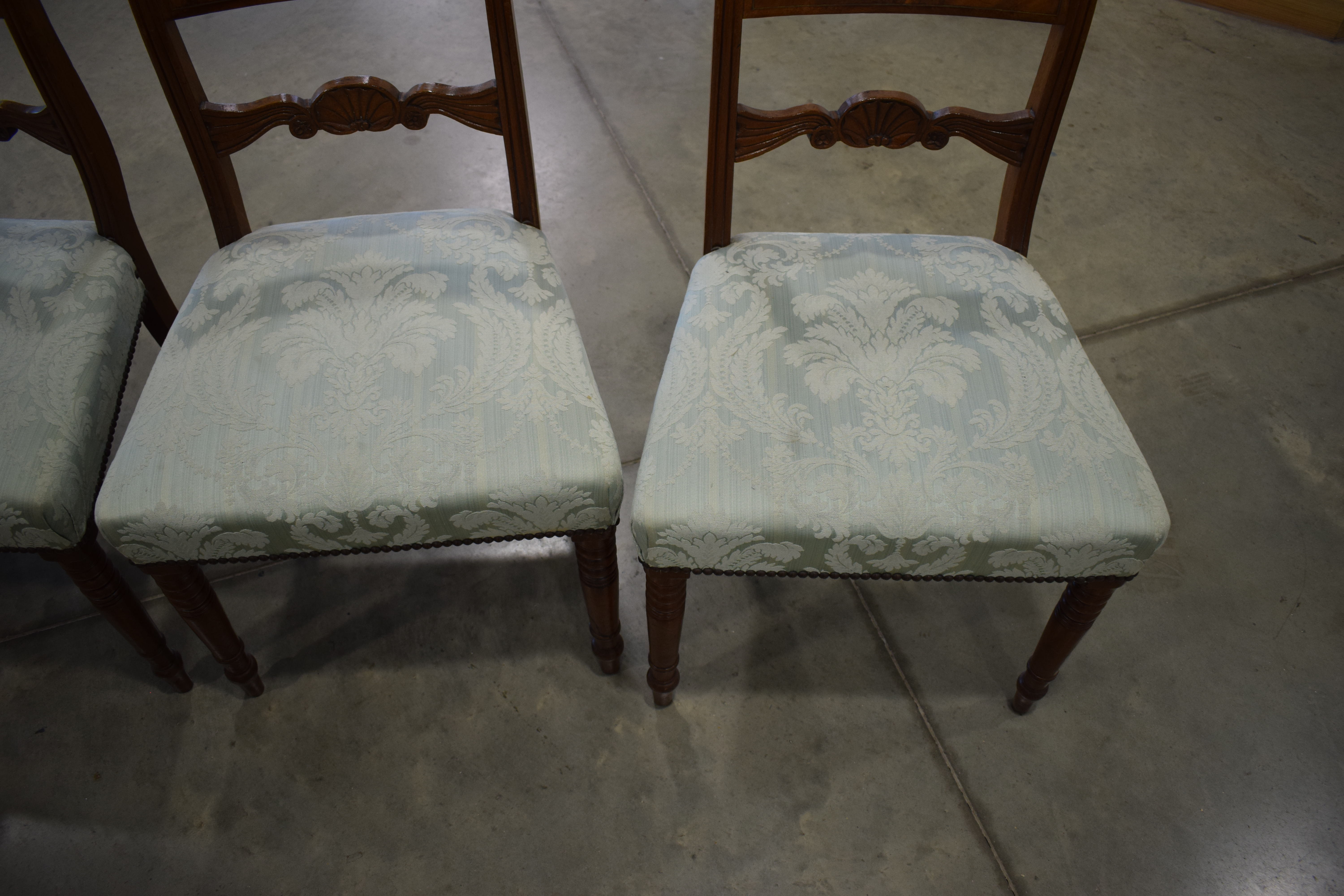 A set of six Victorian mahogany and brass inlaid bar back dining chairs with shell design - Image 3 of 5