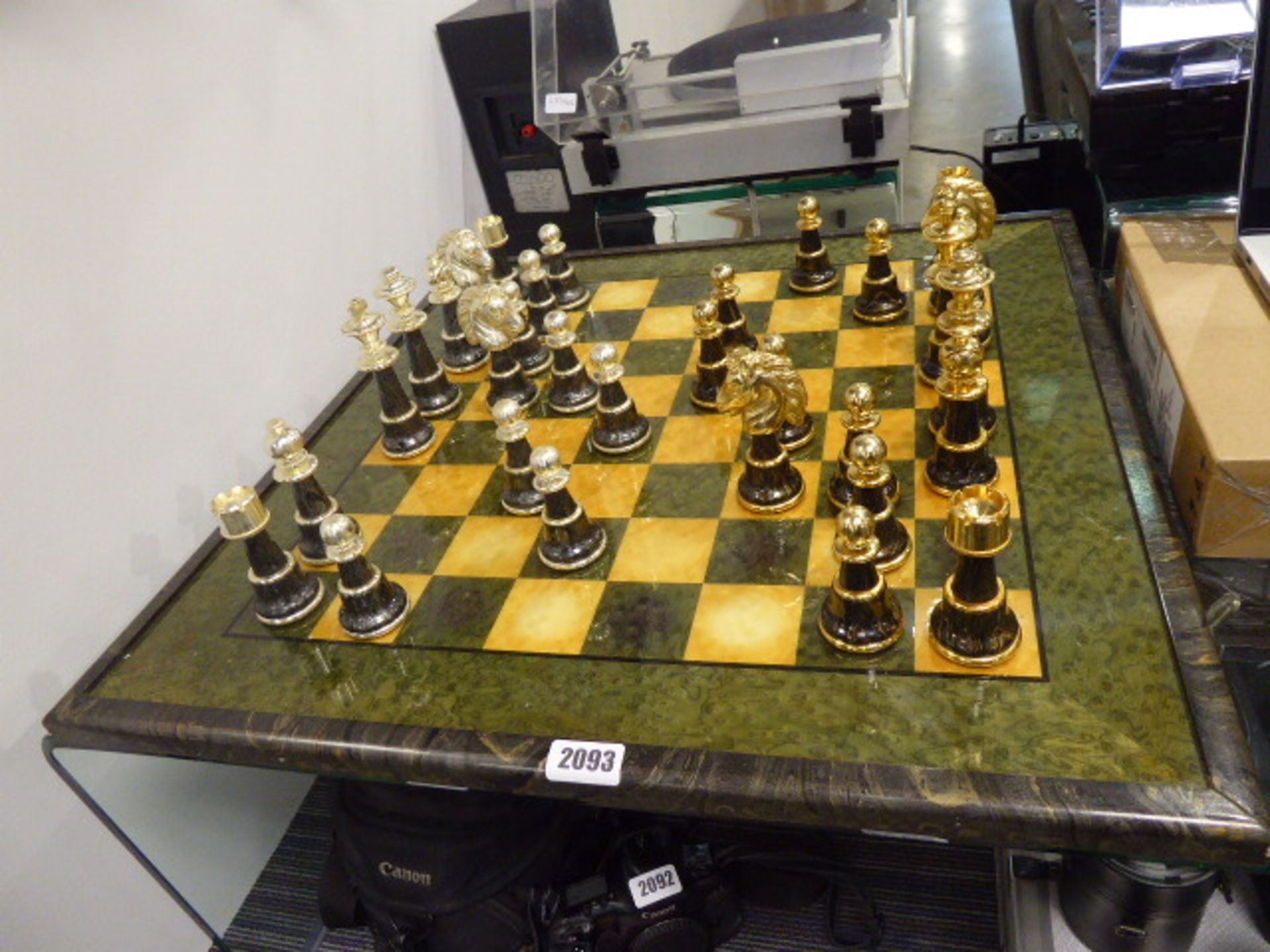 Chess set complete with 32 pieces on large board