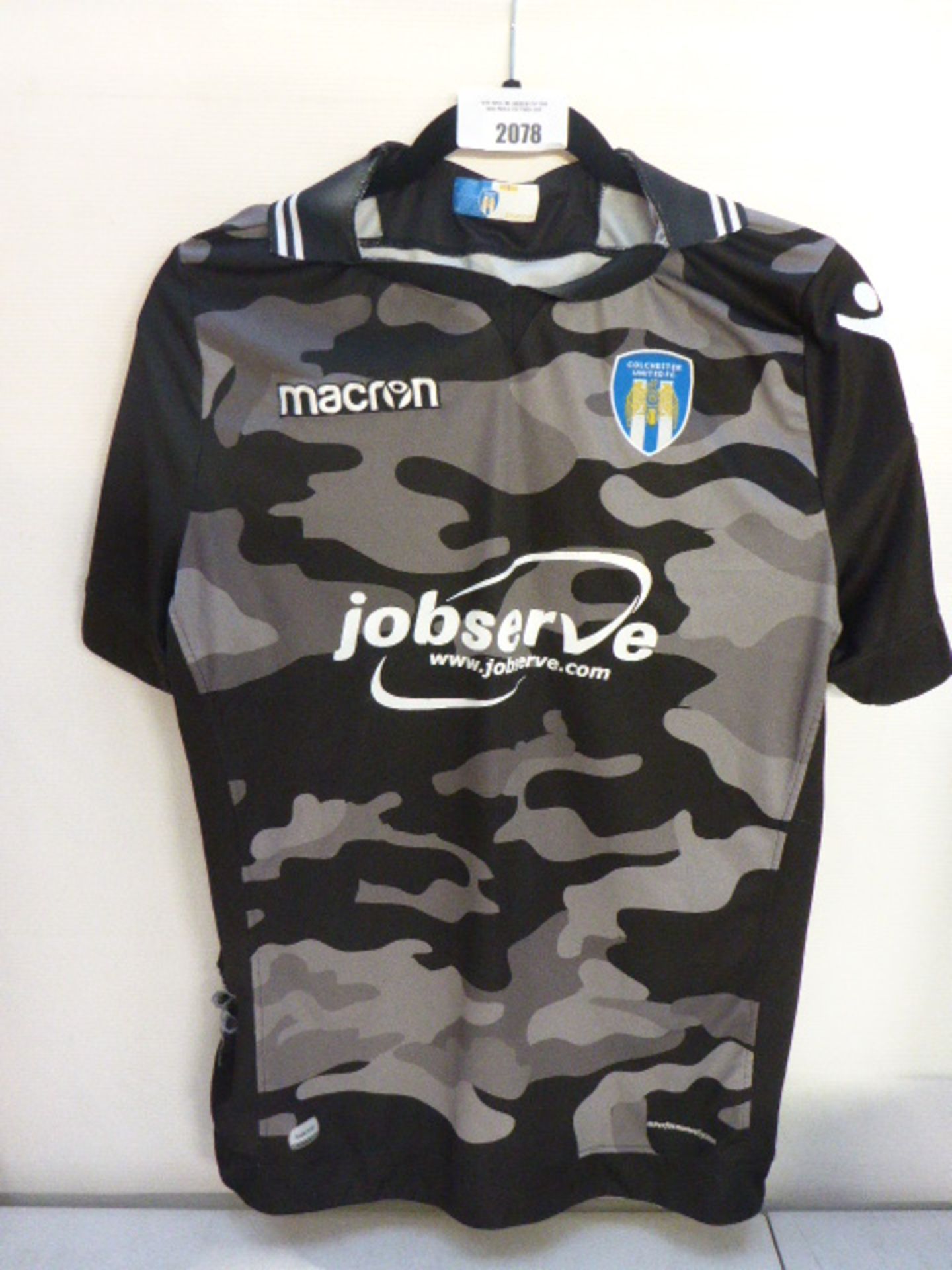 Colchester UTD FC shirt in Size L Signed ( unverified)