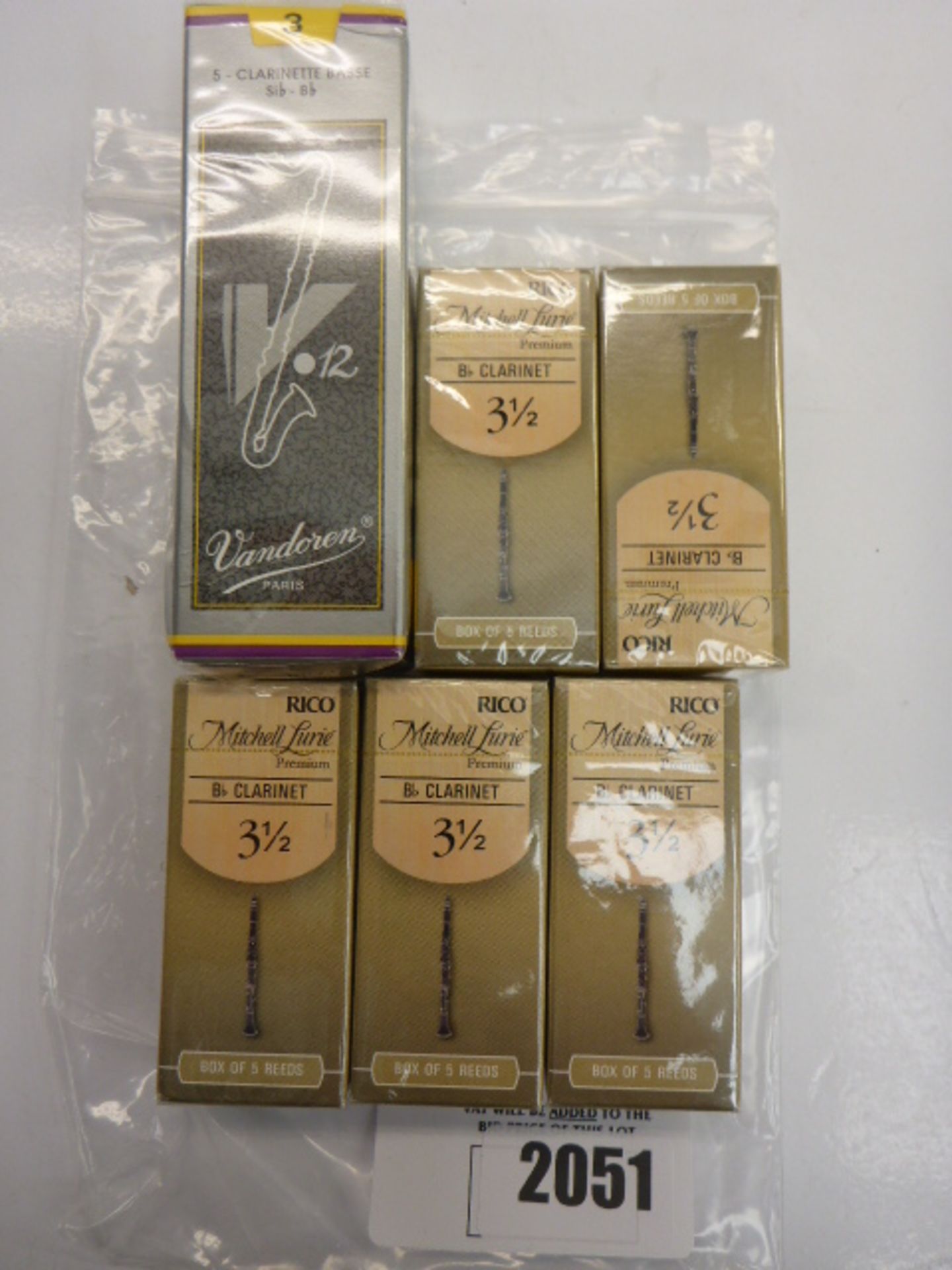 Rico 3 1/2 reeds together with Vandoren paris clarinette reeds.