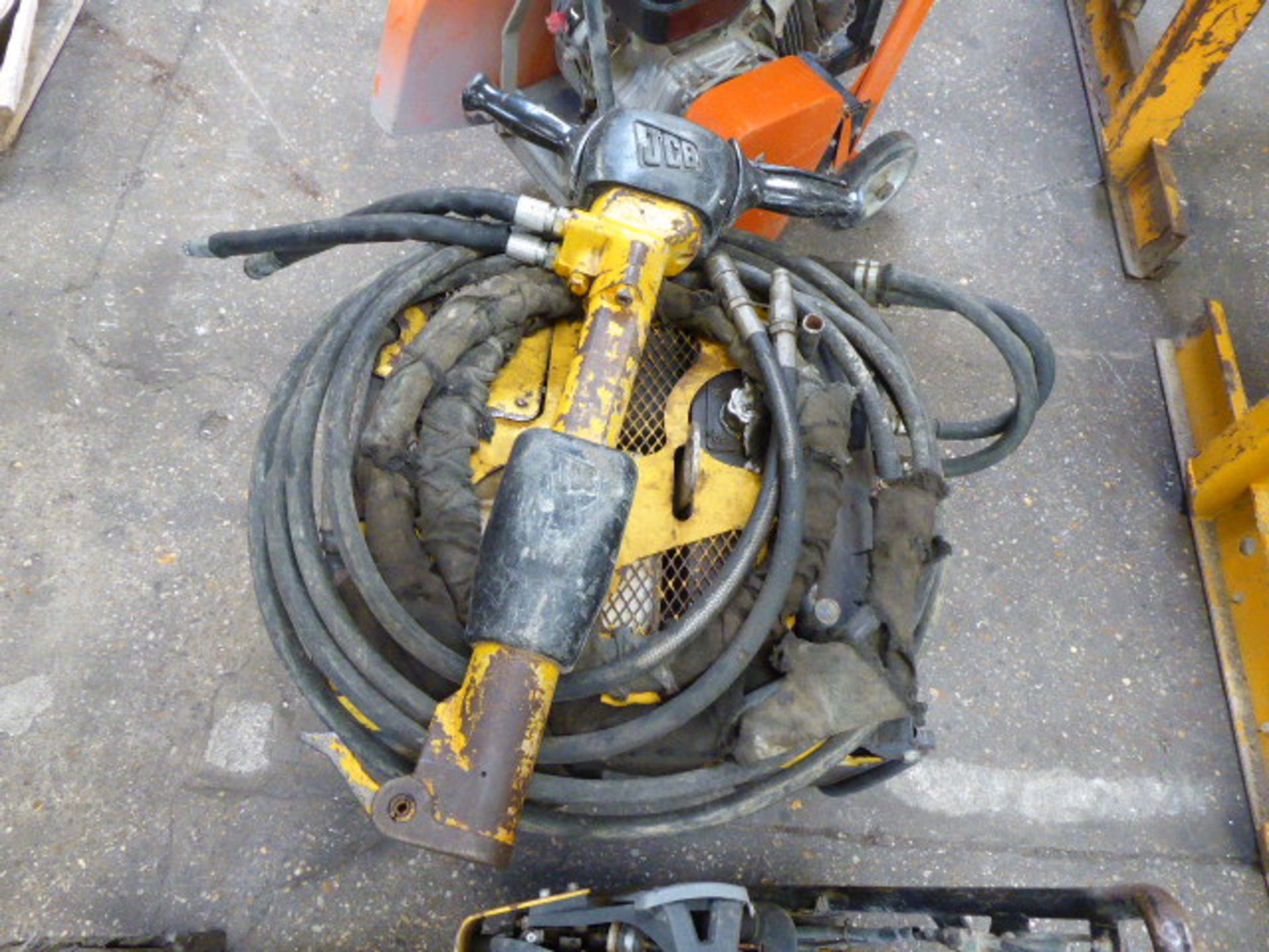 JCB petrol engine hydraulic breaker unit with hose and breaker (E319951) - Image 2 of 2