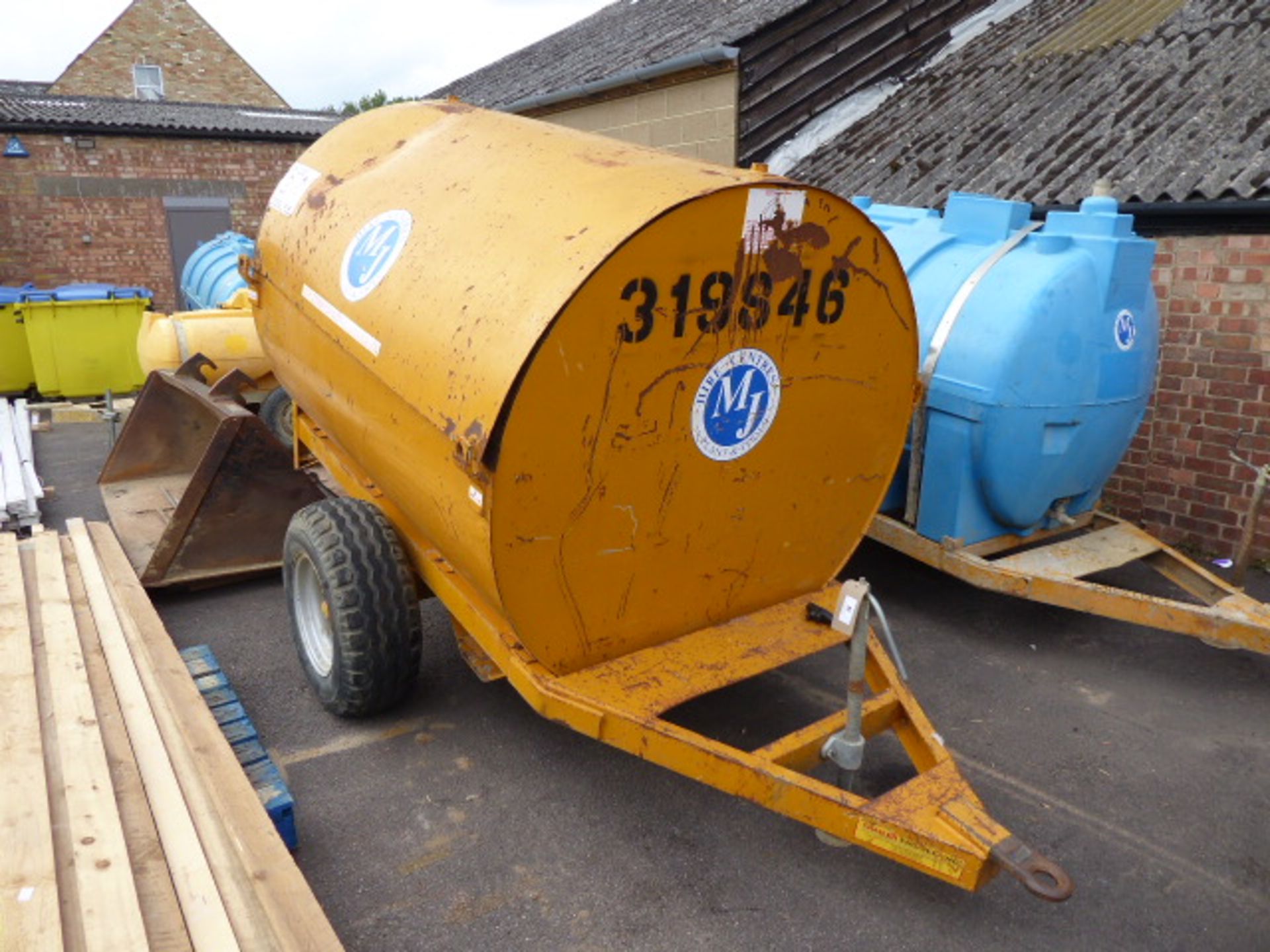 2140L fuel bowser on single axle plant trailer (319846)