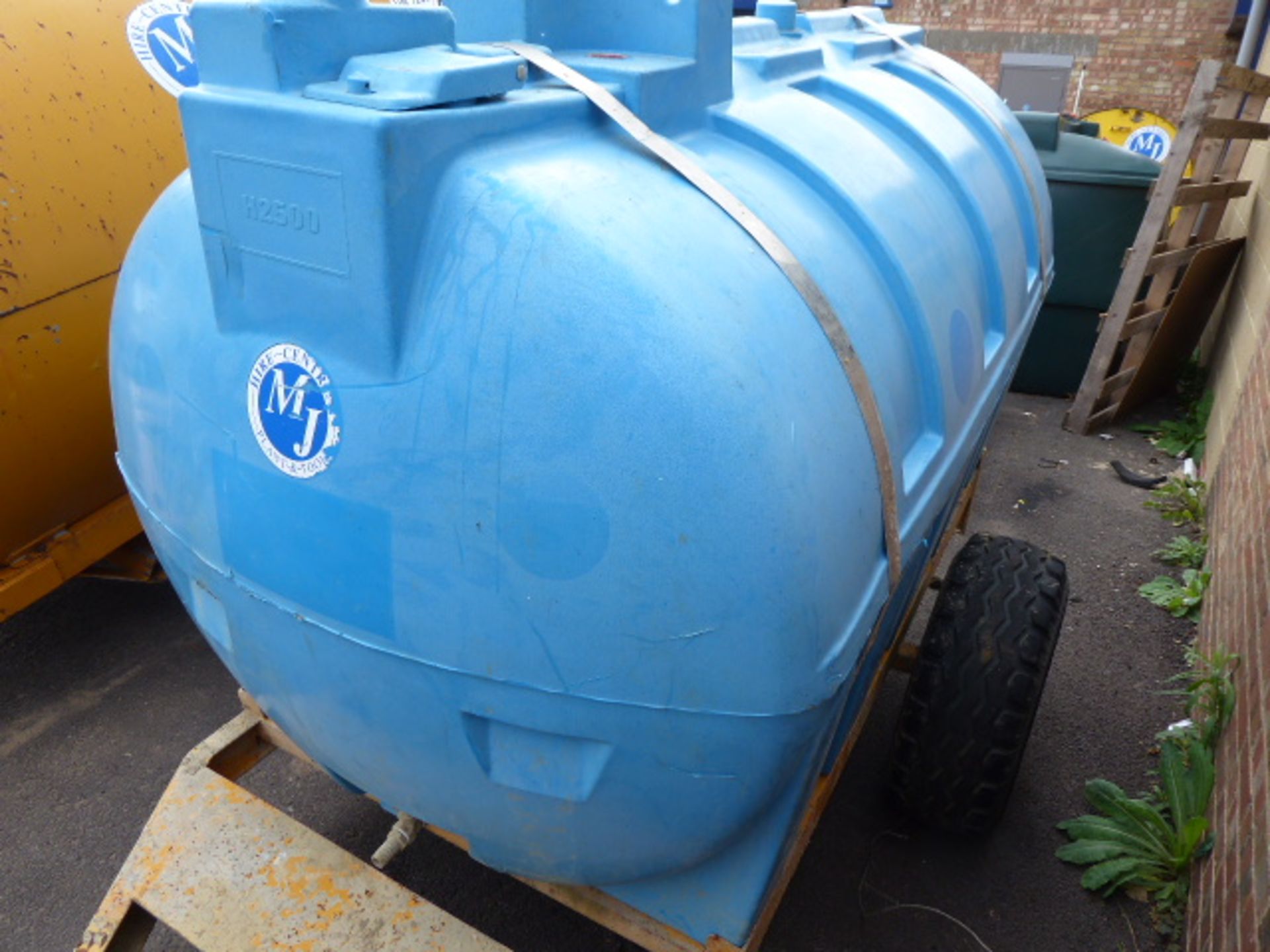 2500L water tank on single axle plant trailer (E310261) - Image 2 of 2