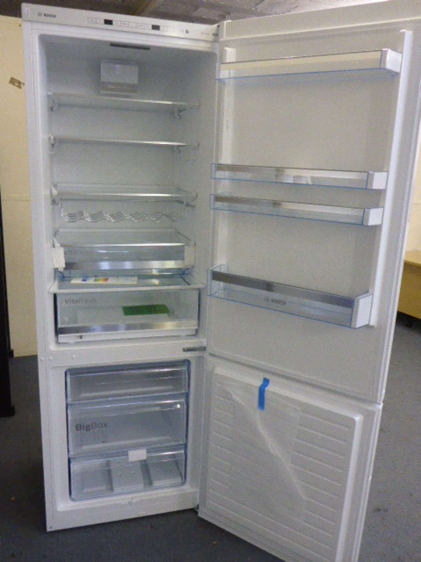 KGE49VW4AGB Bosch Free-standing fridge-freezer - Image 2 of 2