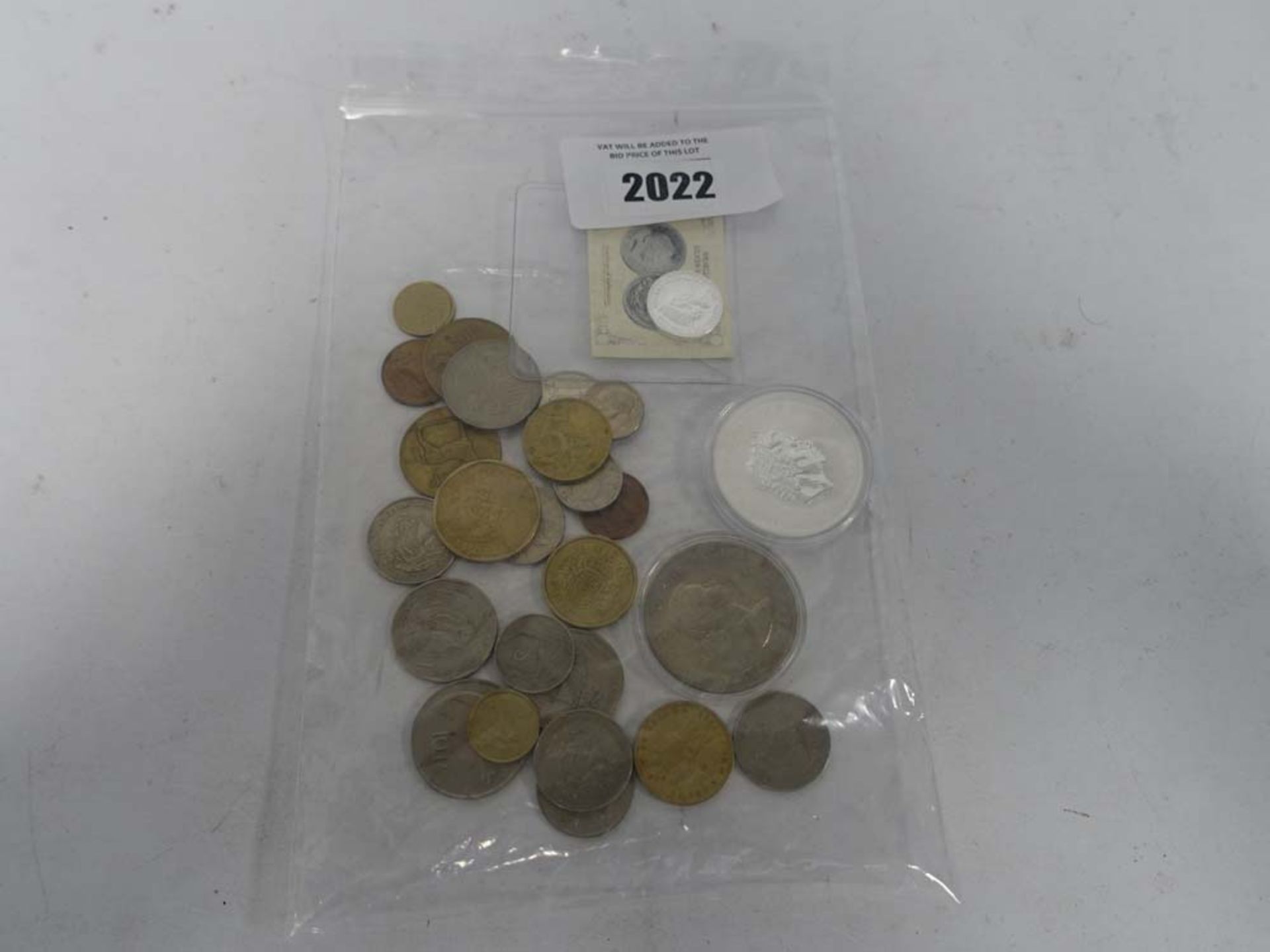 Mixed coin lot including Churchill crown, loose Irish and American coins, with a 2019 Tuwalu 1