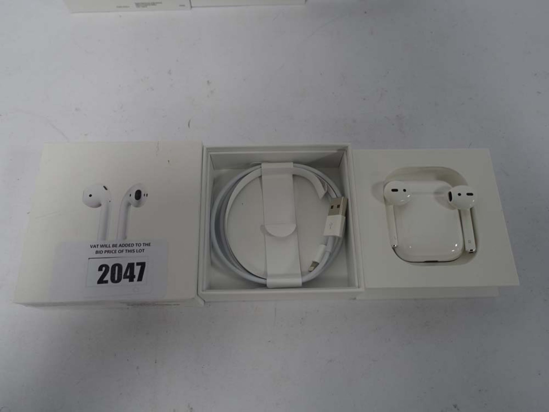 Apple 1st generation Airpods with charging case, cable and box