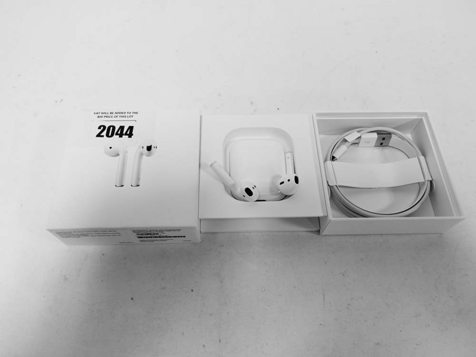 Apple 2nd generation Airpods with wireless charging case, Cable and box.