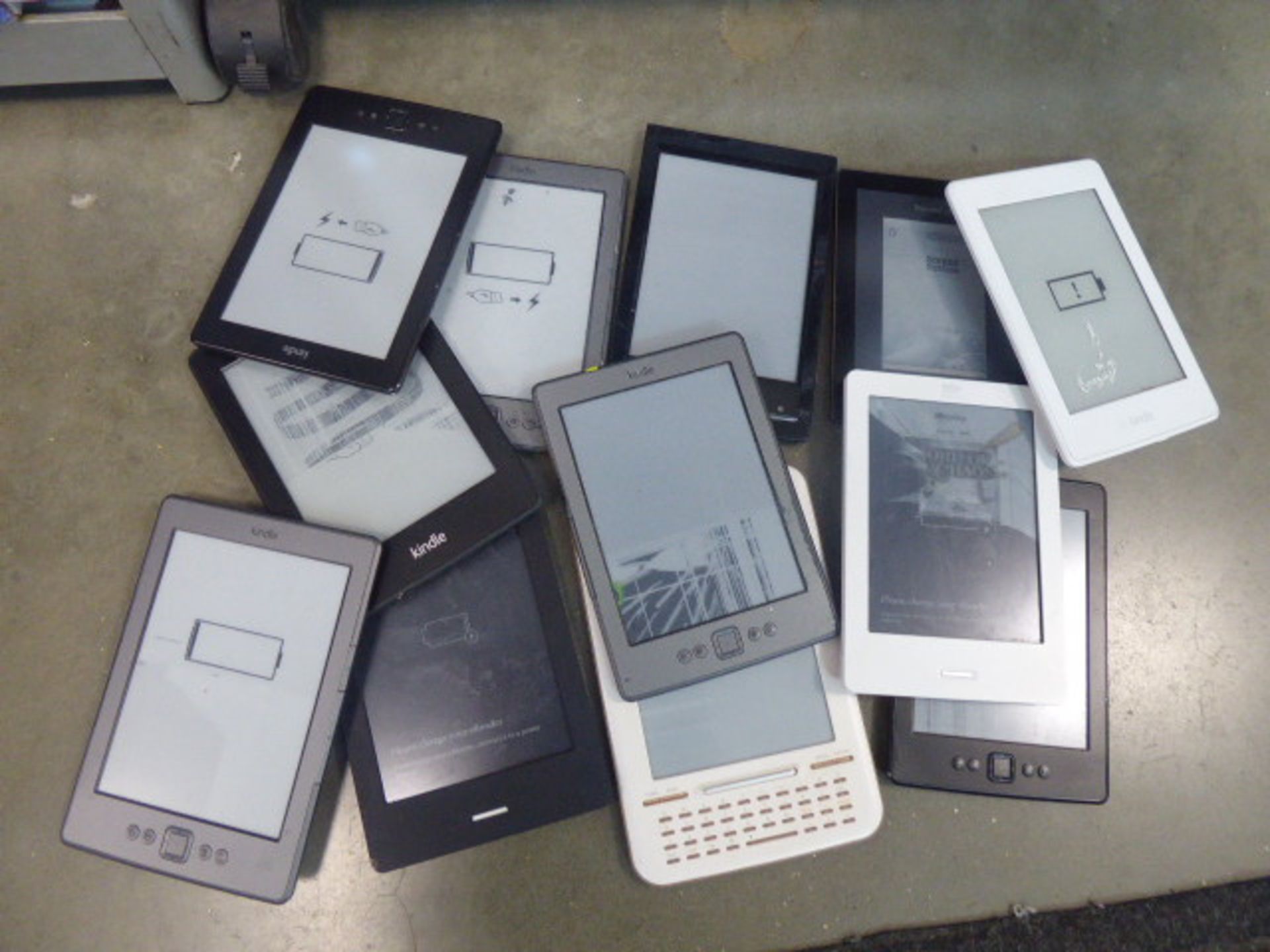 2311 - Selection of Amazon e-readers for spares and repairs