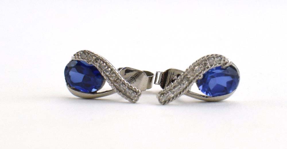 A pair of 14ct white gold ear studs of teardrop design set oval tanzanite and small diamonds, l. 1. - Image 4 of 5