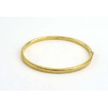A 9ct yellow gold hinged bracelet, band w. 3 mm, 5.