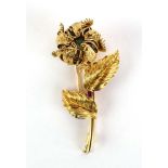 Cartier, an 18ct yellow gold 'open and shut' en tremblant flower clip,