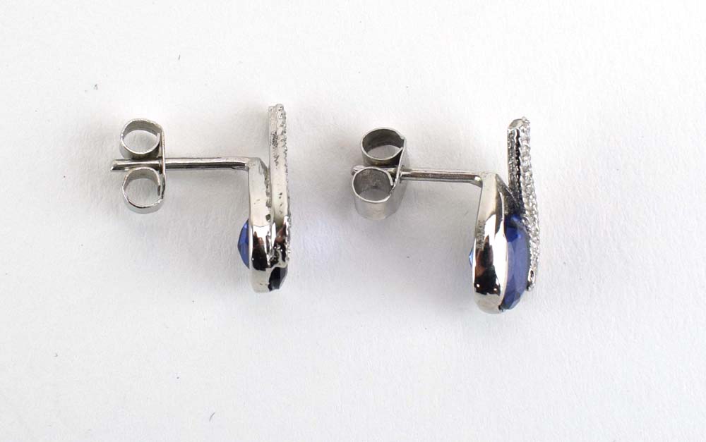A pair of 14ct white gold ear studs of teardrop design set oval tanzanite and small diamonds, l. 1. - Image 3 of 5