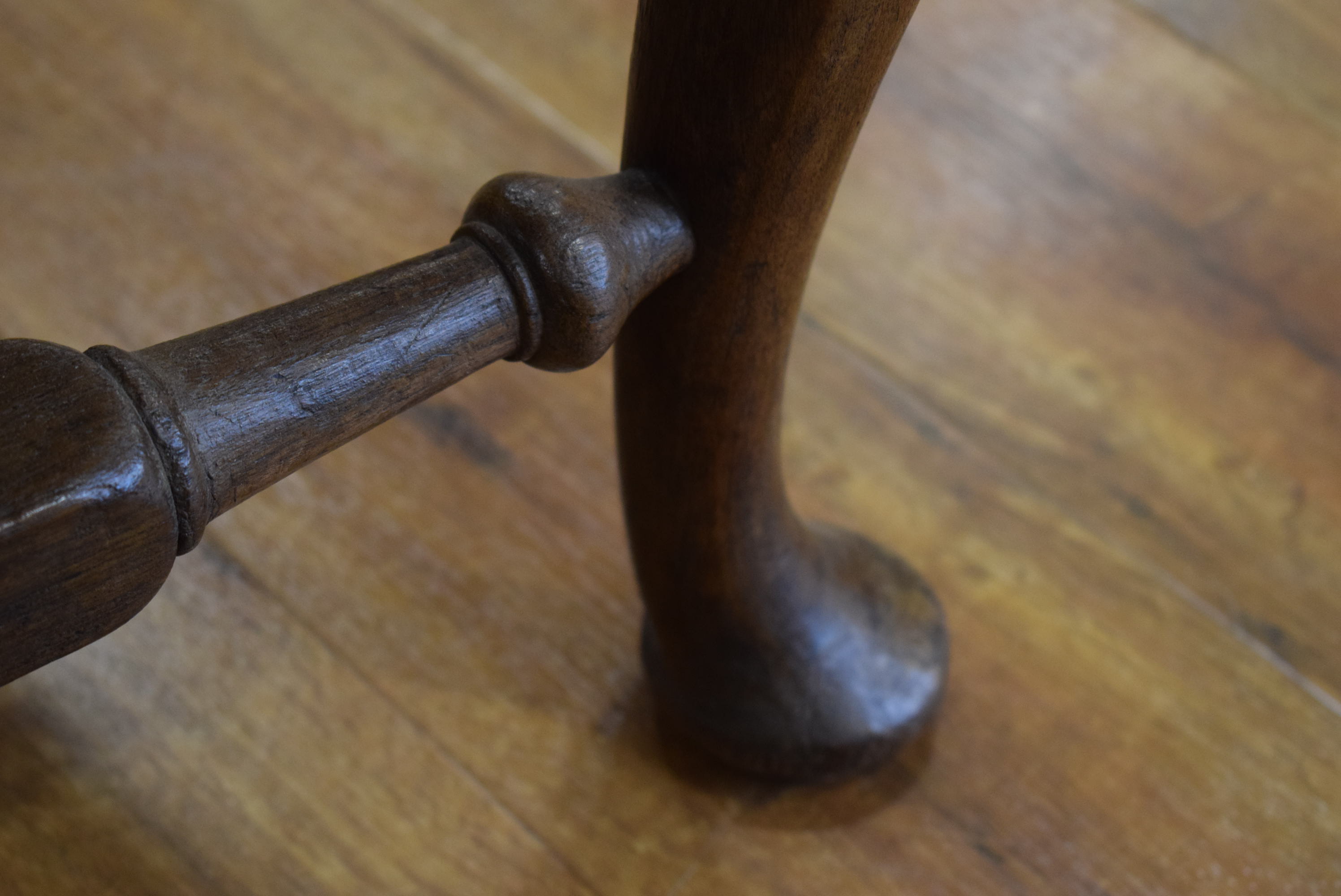 An 18th century Welsh oak side chair with a wheel back, c. - Image 9 of 34