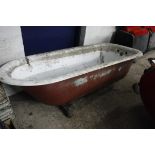 Enamelled metal bath tub with cast iron feet