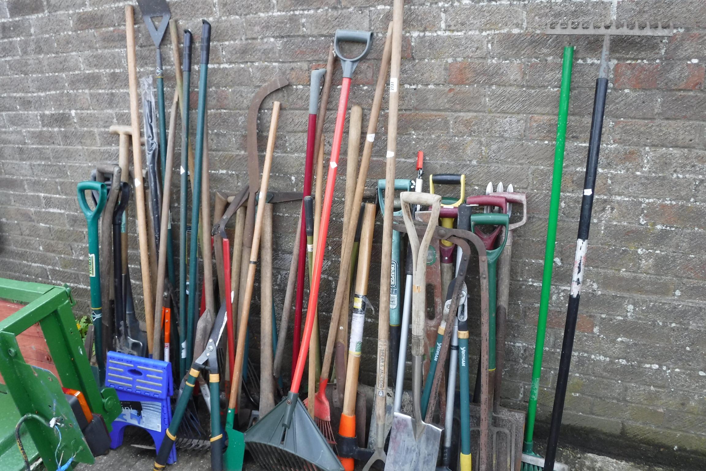 Selection of various garden tools incl. spade, fork, shears, rakes, etc.