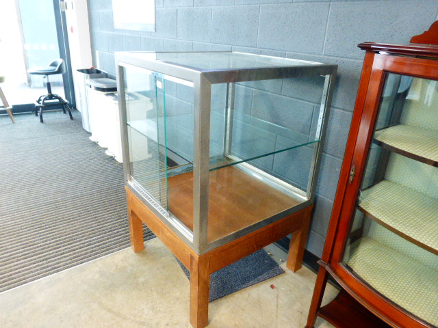 A glazed and chrome display cabinet on wooden base - Image 2 of 2