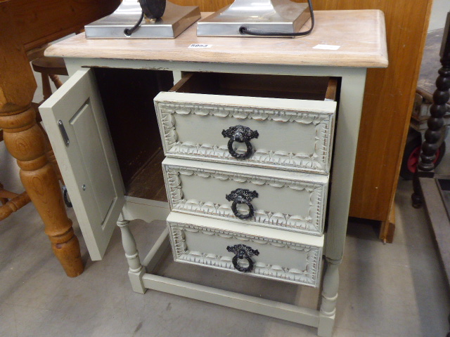 Painted oak cabinet on raised supports - Image 3 of 3