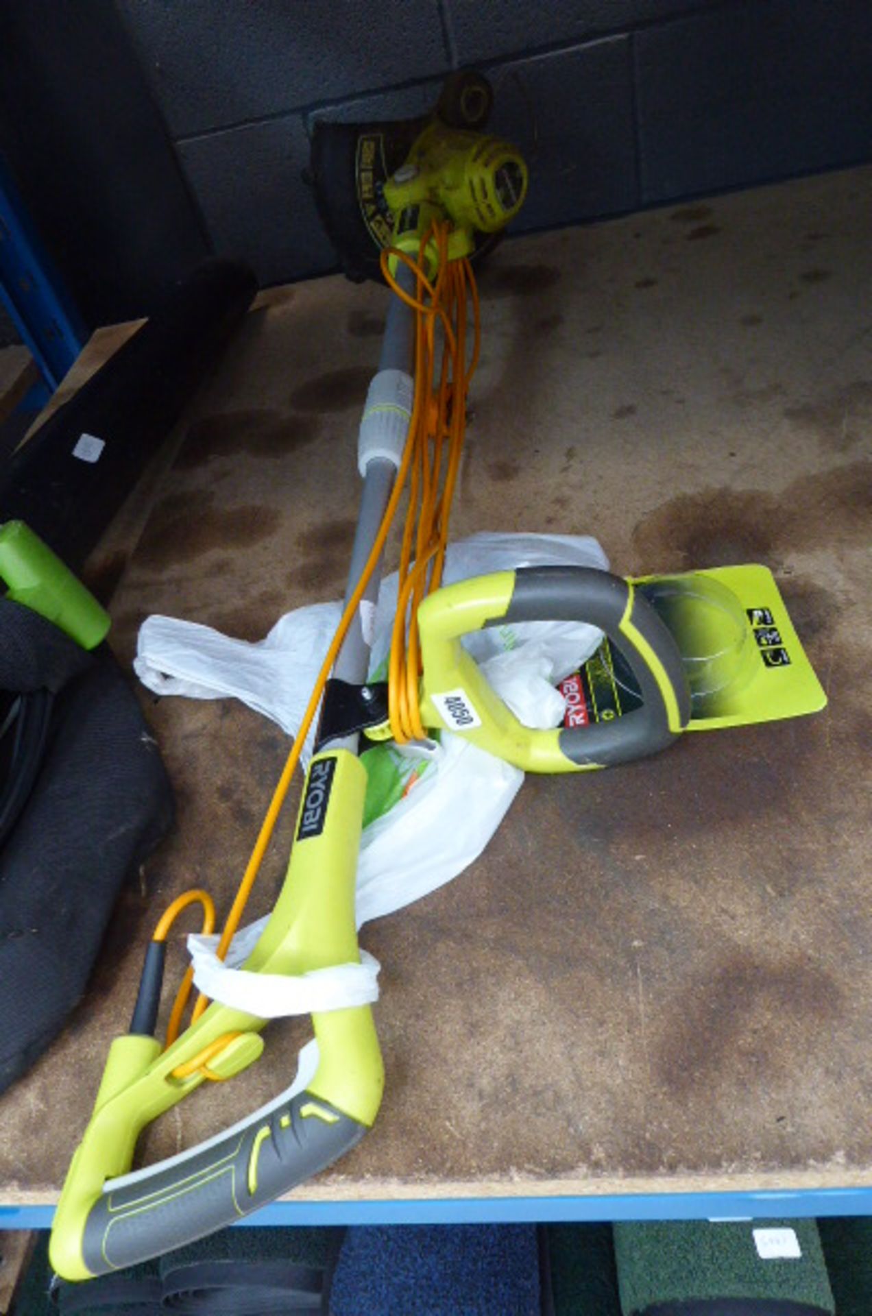 Ryobi electric strimmer and leaf blower - Image 2 of 3