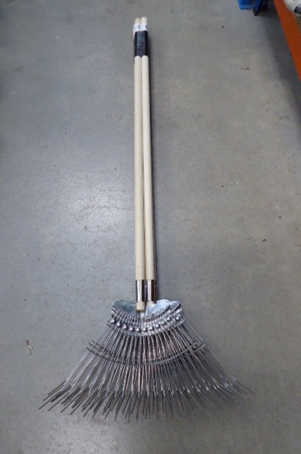 4132 - 5 Bulldog grass rakes - Image 2 of 2