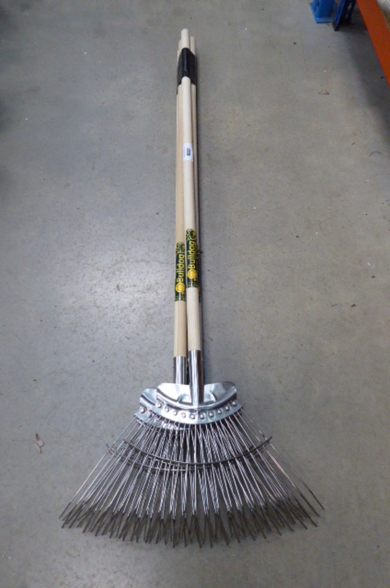 4131 - 5 Bulldog grass rakes