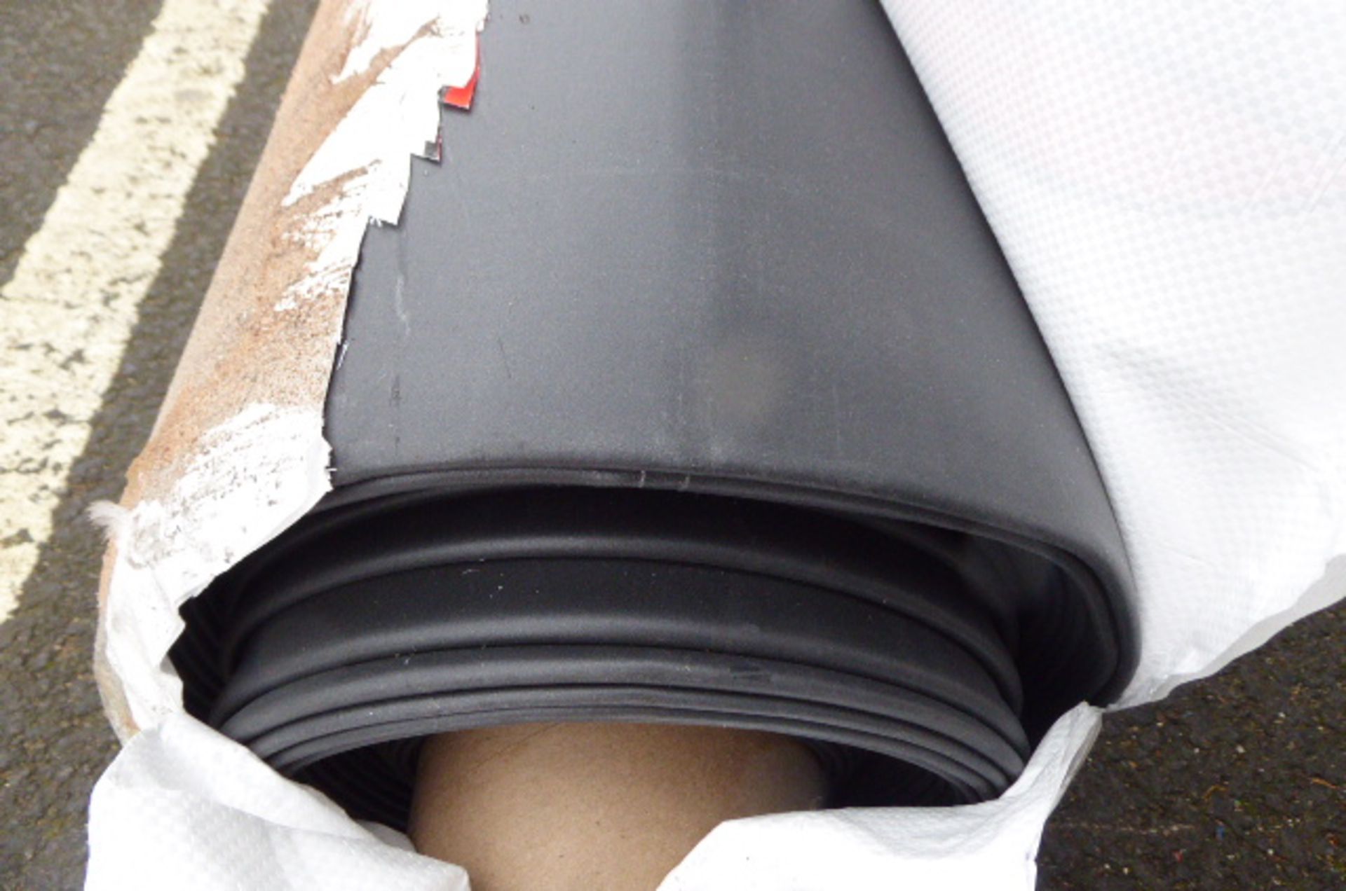 Large roll of rubber cover roofing material - Image 2 of 2