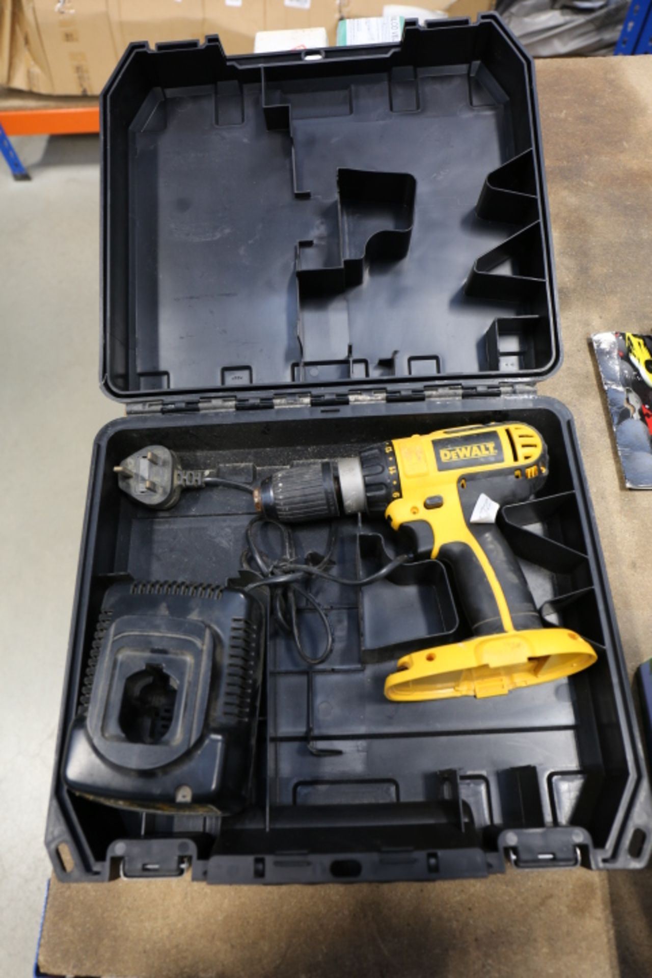 4526 Dewalt battery drill, no battery one charger