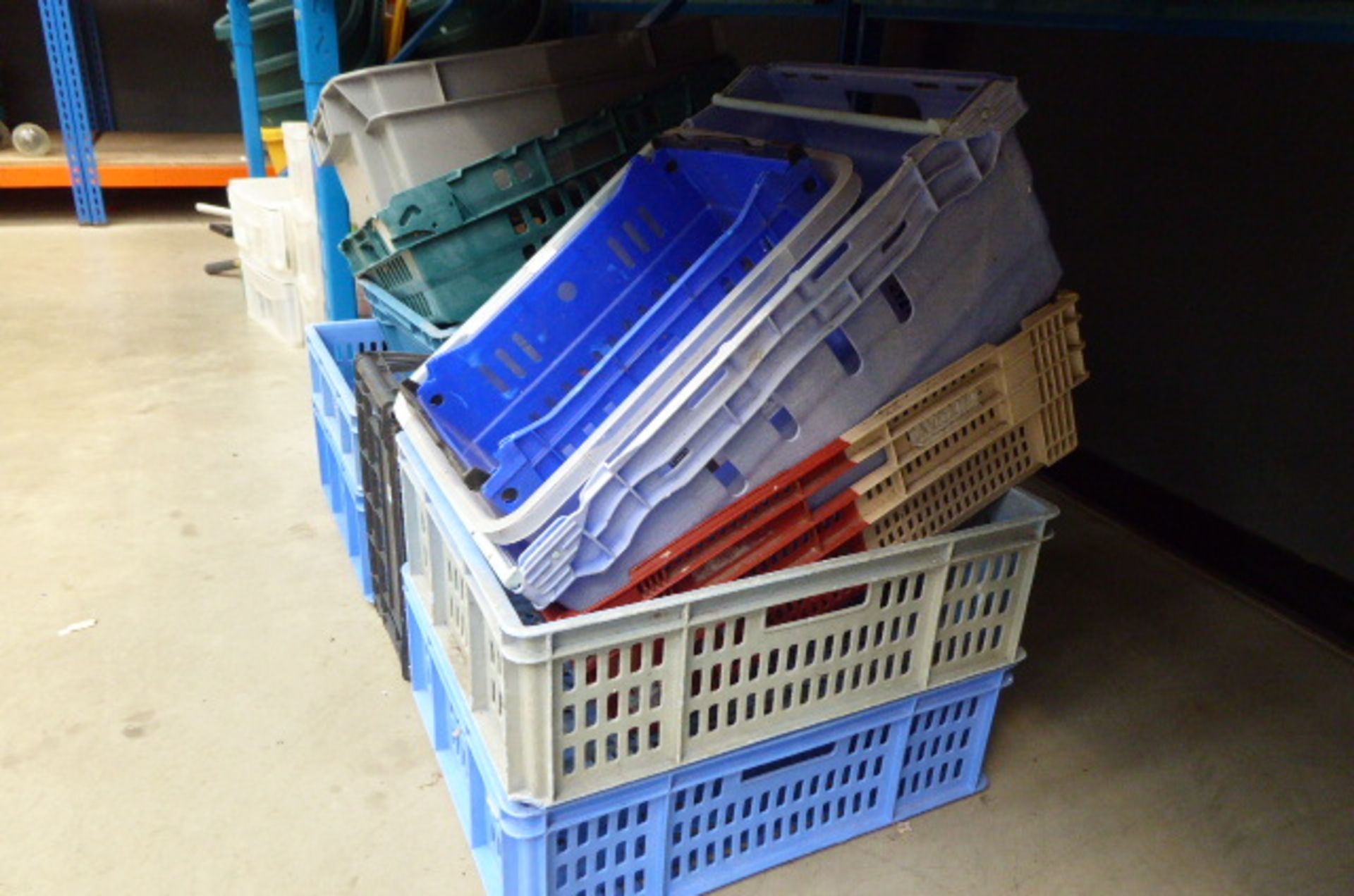 Quantity of plastic crates - Image 2 of 3