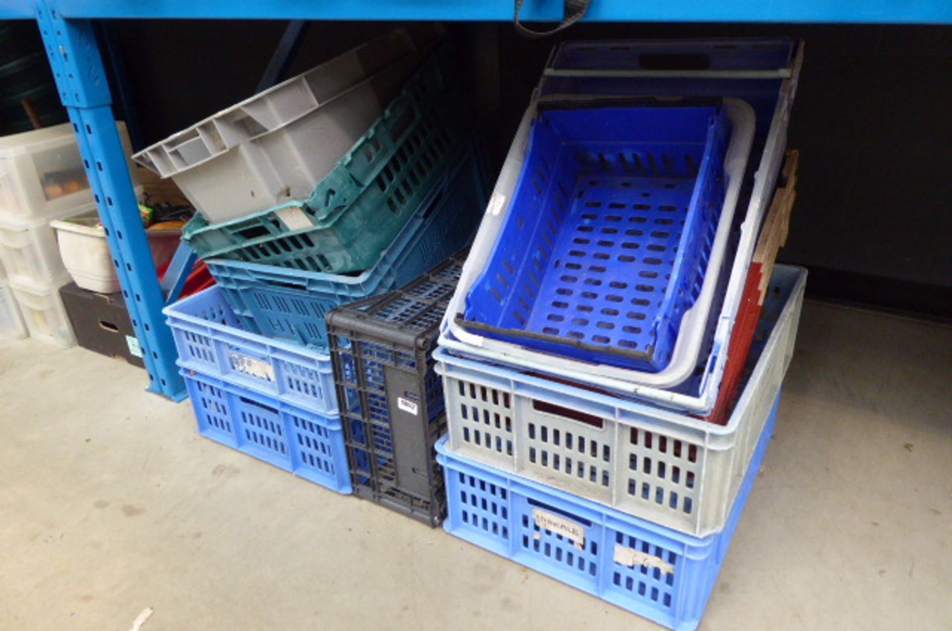 Quantity of plastic crates