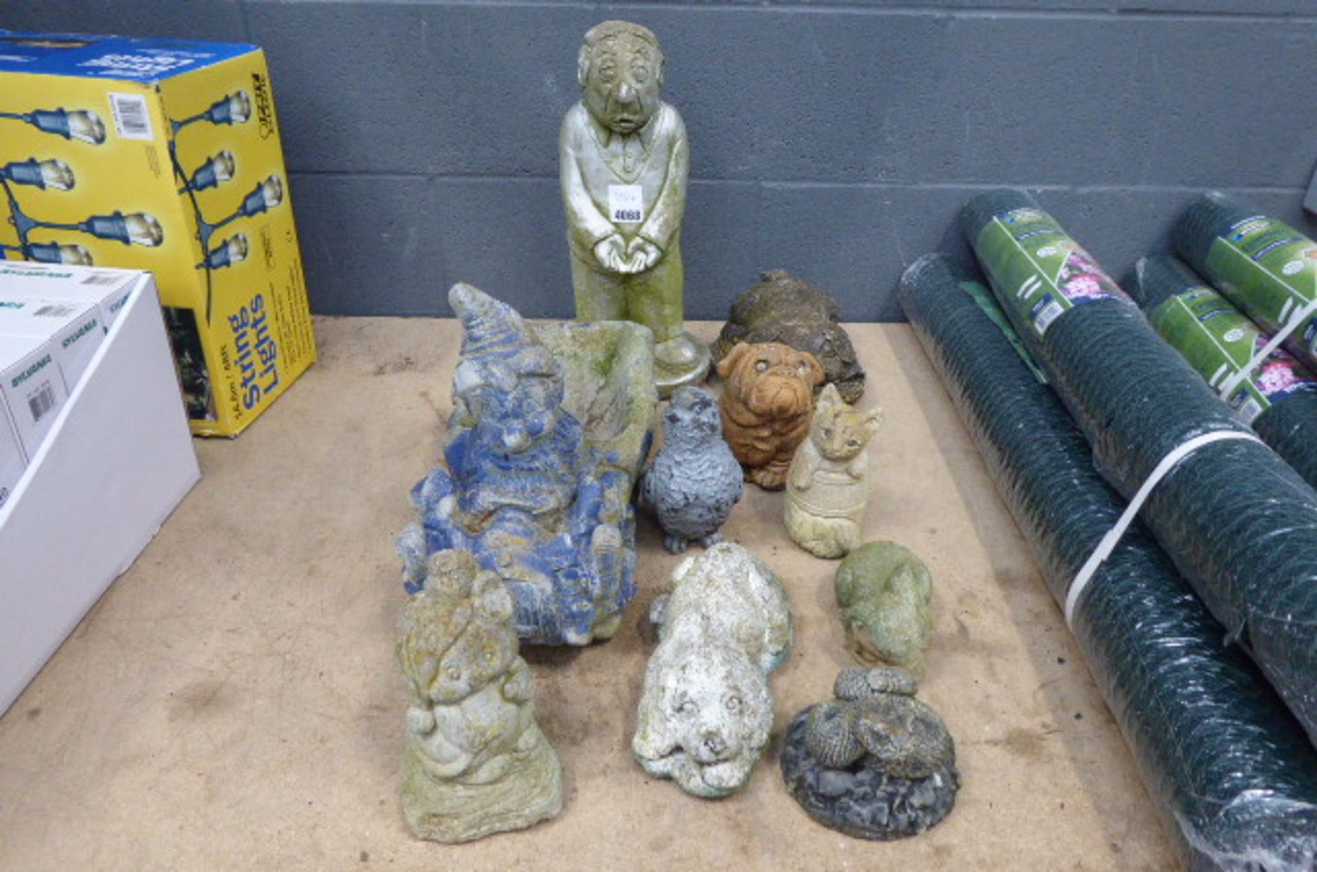 Small quantity of garden ornaments