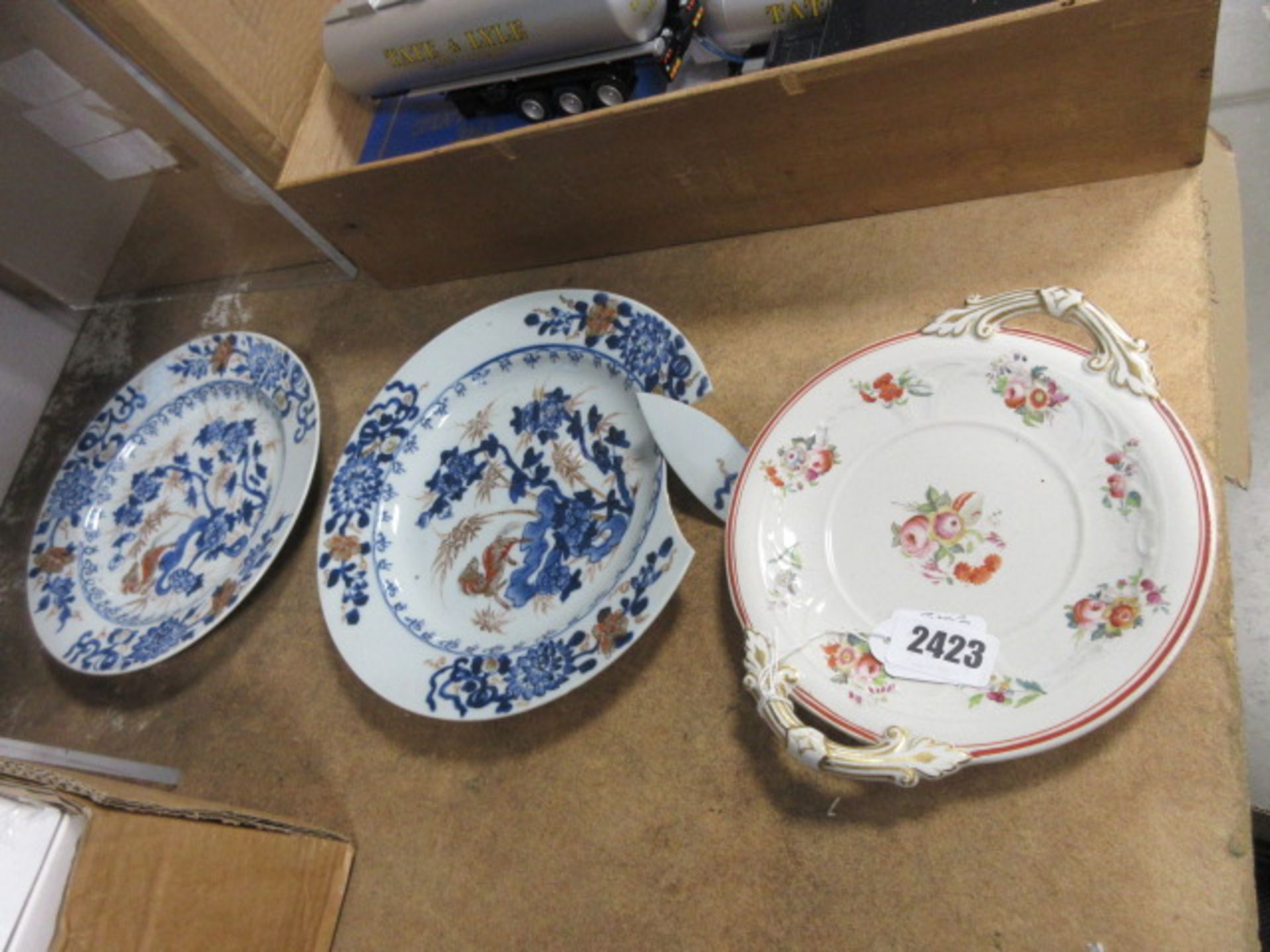 368 (rr 6/3) A pair of cabinet plates decorated in the chinoiserie manner, d. 23 cm, together with a