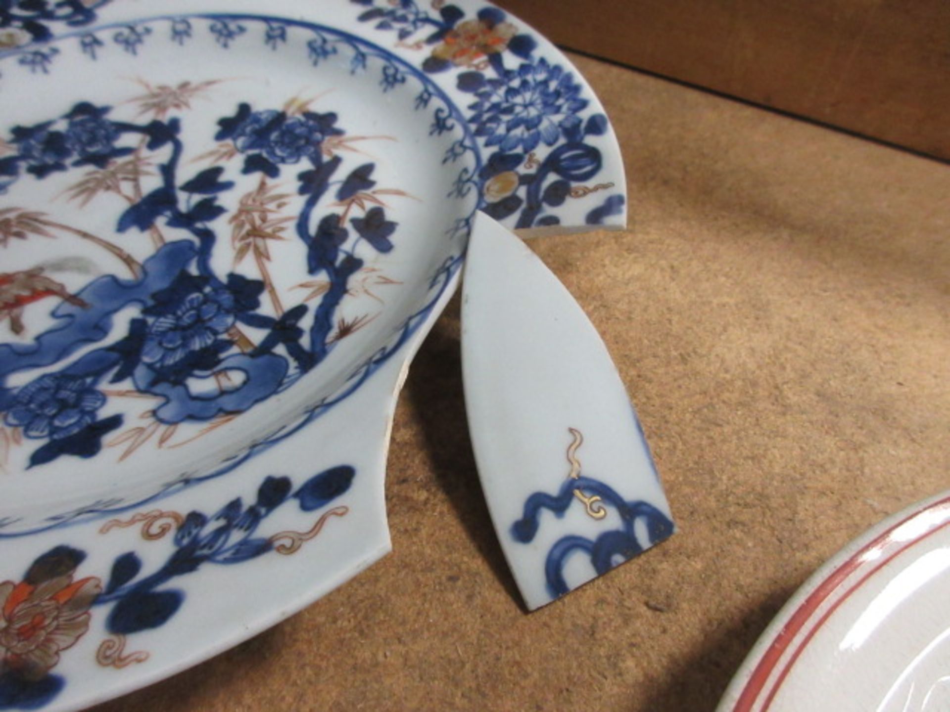 368 (rr 6/3) A pair of cabinet plates decorated in the chinoiserie manner, d. 23 cm, together with a - Image 2 of 2