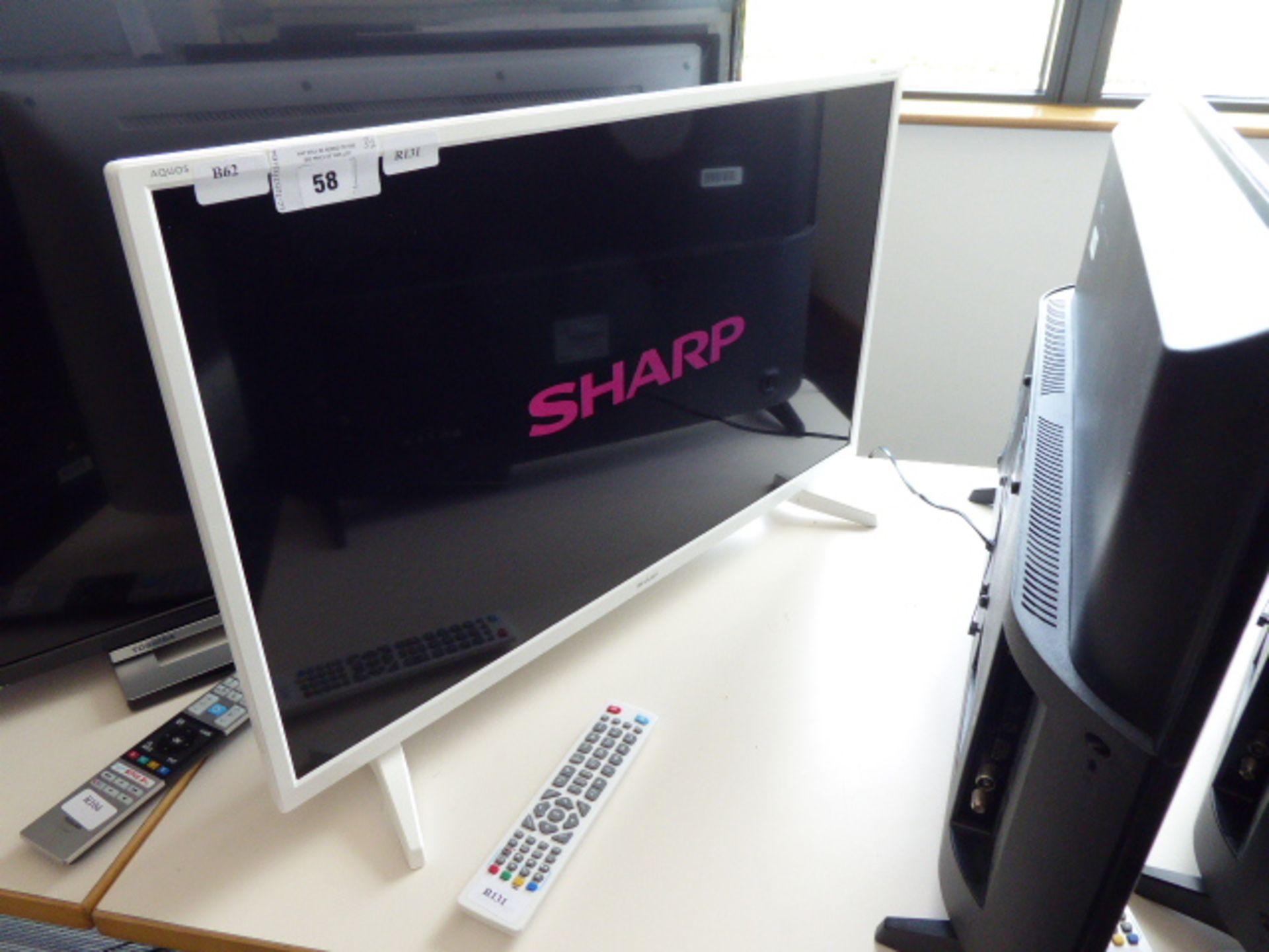 (R131) Sharp 32'' TV model no LC32DI3221KW with box B62