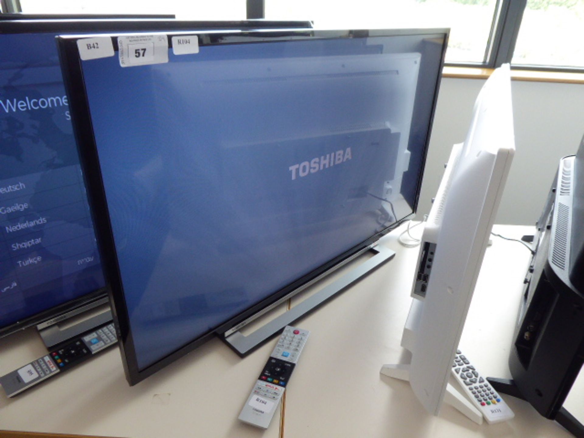 (R104) Toshiba 39'' TV model no 39L3863DB with box B42