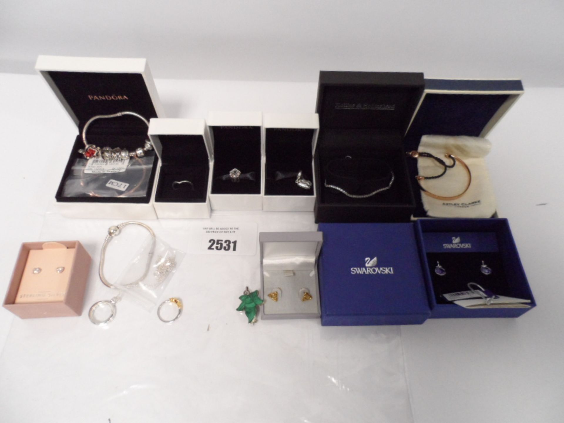 Bag of jewellery items to include charms, bracelets and earrings by Pandora, Swarovski, etc